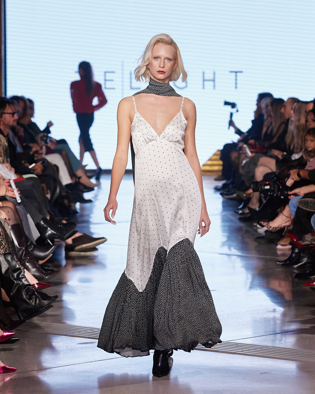 Odijelo koje mijenja pravila igre: DeLight pokazao što znači moć ženstvenosti