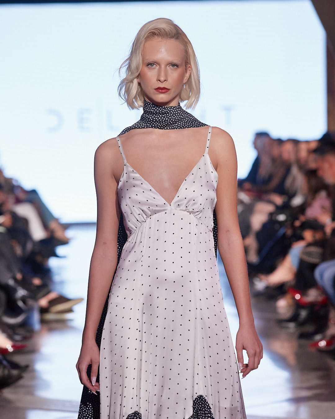 Odijelo koje mijenja pravila igre: DeLight pokazao što znači moć ženstvenosti