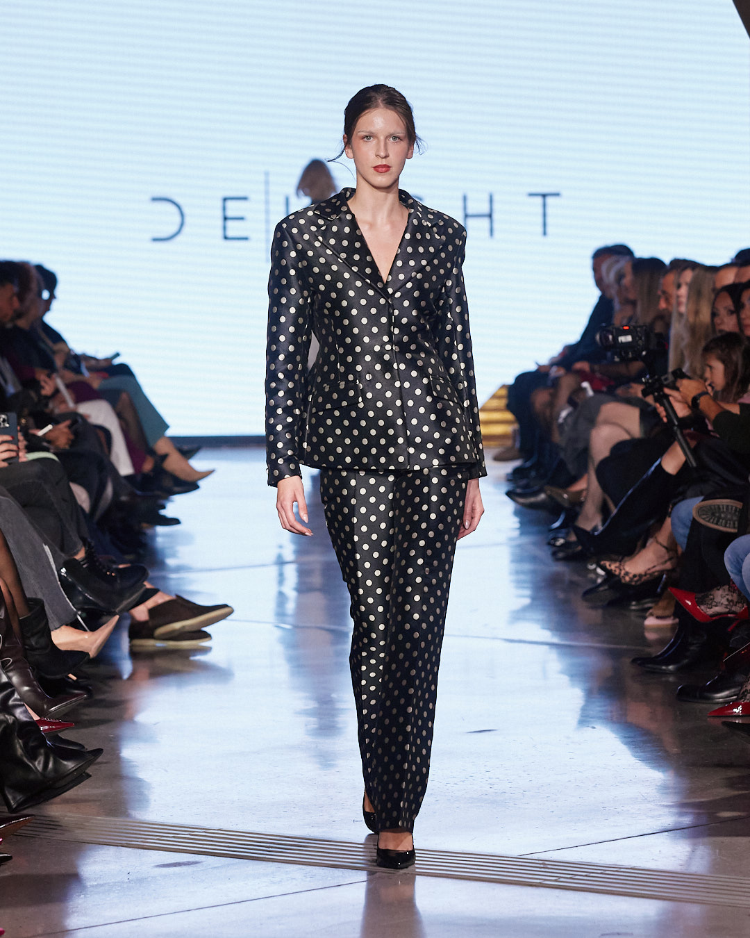 Odijelo koje mijenja pravila igre: DeLight pokazao što znači moć ženstvenosti