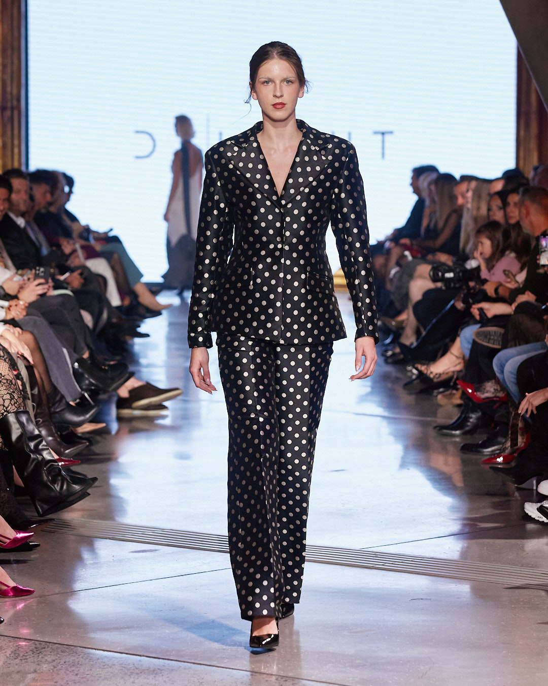 Odijelo koje mijenja pravila igre: DeLight pokazao što znači moć ženstvenosti