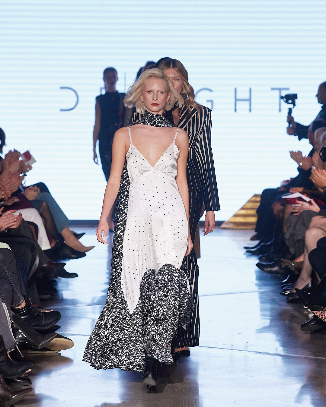 Odijelo koje mijenja pravila igre: DeLight pokazao što znači moć ženstvenosti