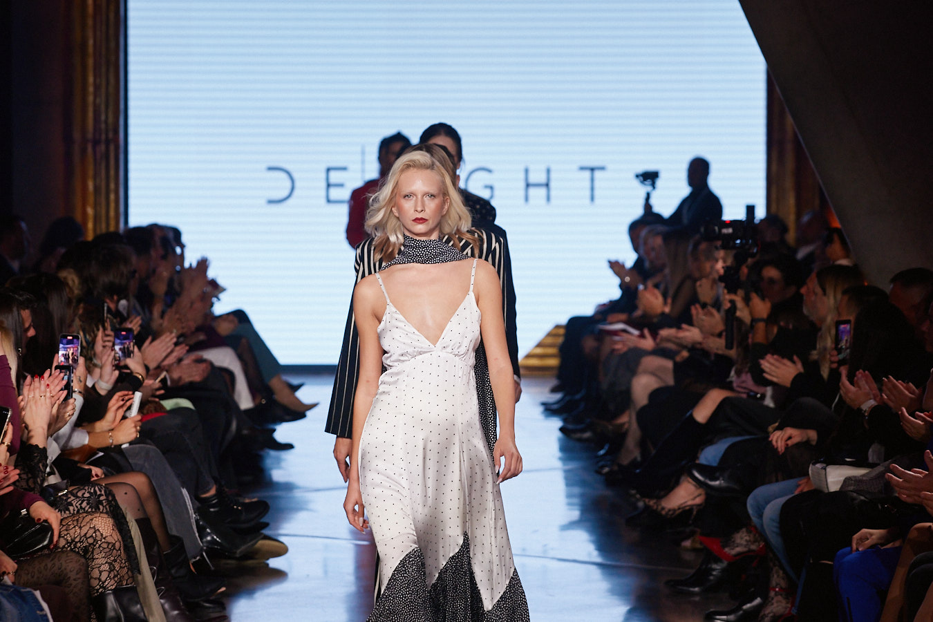 Odijelo koje mijenja pravila igre: DeLight pokazao što znači moć ženstvenosti