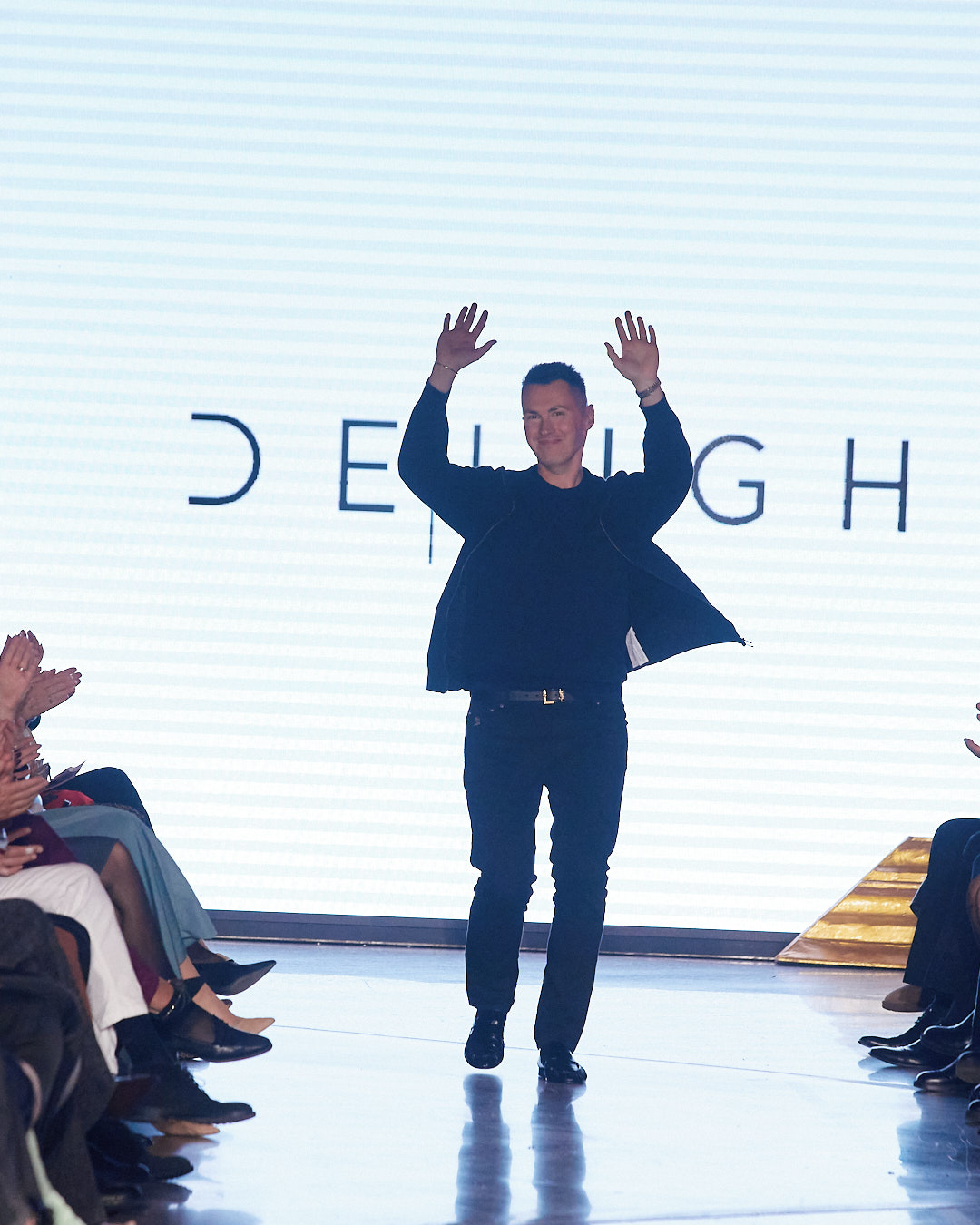 Odijelo koje mijenja pravila igre: DeLight pokazao što znači moć ženstvenosti