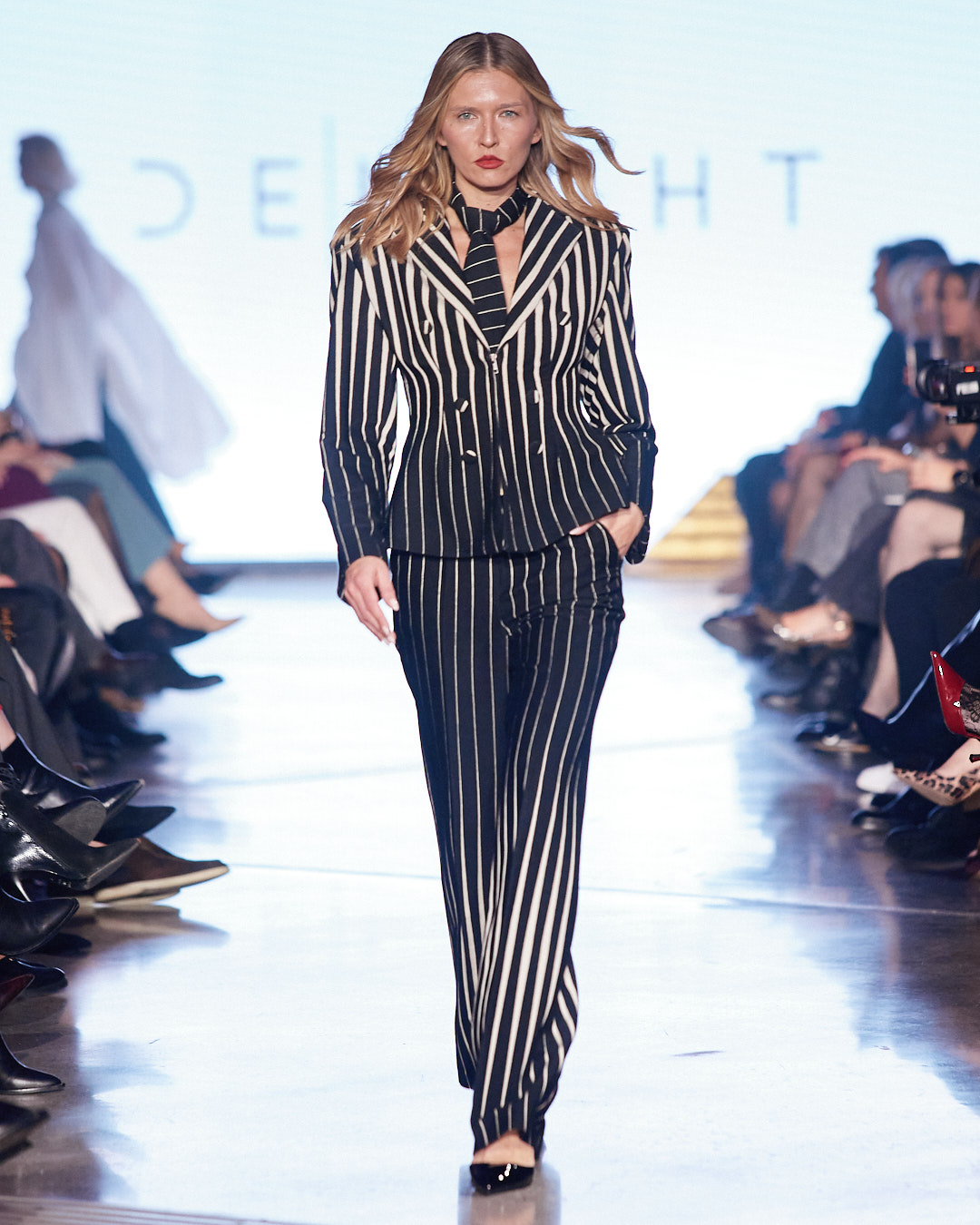 Odijelo koje mijenja pravila igre: DeLight pokazao što znači moć ženstvenosti