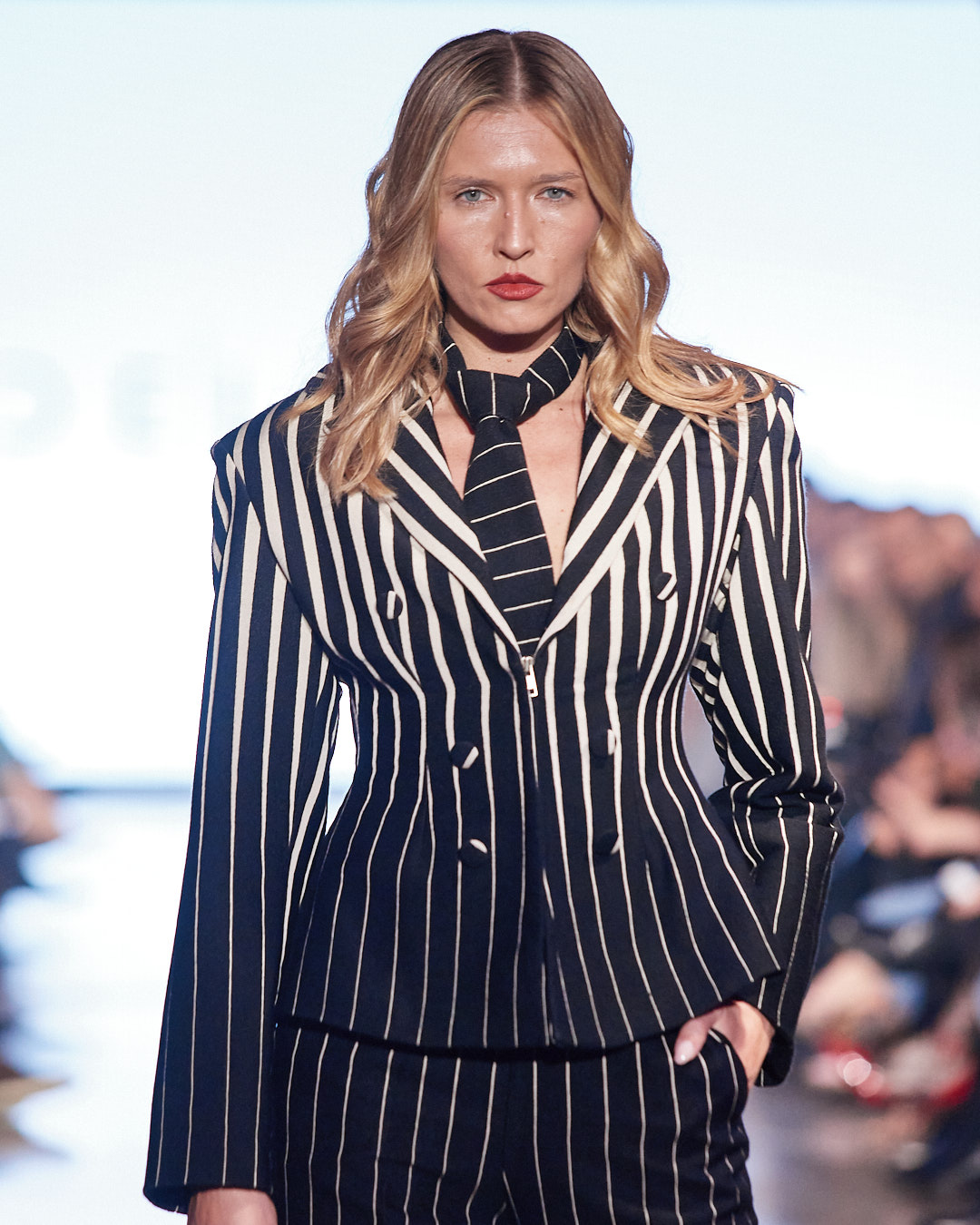 Odijelo koje mijenja pravila igre: DeLight pokazao što znači moć ženstvenosti