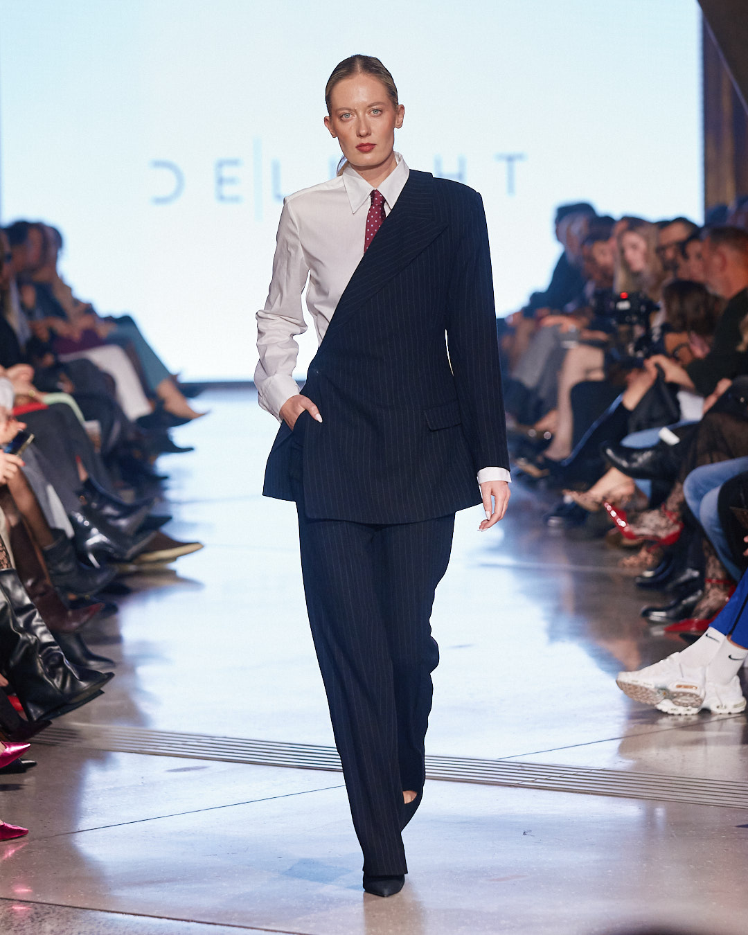 Odijelo koje mijenja pravila igre: DeLight pokazao što znači moć ženstvenosti