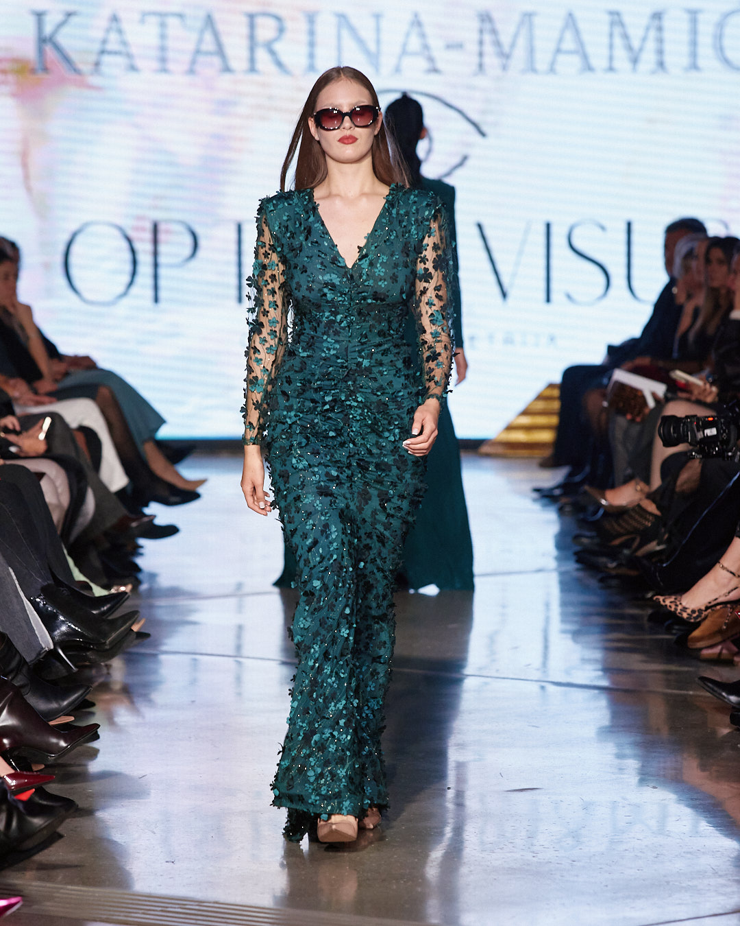 Katarina Mamić, moda, hrvatski dizajner, modna revija, večer mode, modni dizajn, kolekcija inspirirana Istanbulom, orijentalni luksuz, luksuzna moda, modni događaj, hrvatska moda, modna scena, suvremeni luksuz, ženska moda, elegantna kolekcija, indigo plava, sedefasta boja, zelena nijansa, zlatni detalji, modni trendovi, high fashion, modna estetika, hrvatski brend, fashion event, hrvatski dizajneri, modni show, fashion week, couture, ready to wear, modna inspiracija, orijentalni glamur, glamurozni modeli, modna pista, sofisticirana moda, ekskluzivna kolekcija, dizajnerska moda, modna senzacija, modna priča, Visus optika, sunčane naočale, modni dodaci, luksuzni detalji, suvremena elegancija, moderni luksuz, modna vizija, modni izričaj, ženstvena moda, elegantni krojevi, profinjeni stil, hrvatski dizajn, modna kolekcija, inspiracija Istanbulom, luksuzni materijali, fashion lovers, modna sofisticiranost, modna umjetnost, elegantna žena, glamur, fashion inspiration, fashion show, fashion collection, luxury fashion, contemporary fashion, fashion designer, stylish look, statement pieces, elegant dresses, oriental style, modern elegance, chic style, fashion editorial, trend report, street style, high-end fashion, fashion photography, red carpet look, luxury lifestyle, fashion aesthetic, design inspiration, handmade fashion, timeless elegance, exclusive look, women empowerment, fashion moment, elegant silhouettes, fashionista, style icon, fashion news, fashion trends, designer collection, Croatian fashion, Istanbul inspiration, elegant luxury, luxe fashion, urban chic, fashion statement, modern woman, Croatian designer, fashion fusion, stylish details, contemporary design, fashion magazine, fashion week Croatia.