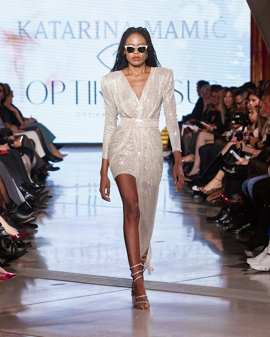 Katarina Mamić, moda, hrvatski dizajner, modna revija, večer mode, modni dizajn, kolekcija inspirirana Istanbulom, orijentalni luksuz, luksuzna moda, modni događaj, hrvatska moda, modna scena, suvremeni luksuz, ženska moda, elegantna kolekcija, indigo plava, sedefasta boja, zelena nijansa, zlatni detalji, modni trendovi, high fashion, modna estetika, hrvatski brend, fashion event, hrvatski dizajneri, modni show, fashion week, couture, ready to wear, modna inspiracija, orijentalni glamur, glamurozni modeli, modna pista, sofisticirana moda, ekskluzivna kolekcija, dizajnerska moda, modna senzacija, modna priča, Visus optika, sunčane naočale, modni dodaci, luksuzni detalji, suvremena elegancija, moderni luksuz, modna vizija, modni izričaj, ženstvena moda, elegantni krojevi, profinjeni stil, hrvatski dizajn, modna kolekcija, inspiracija Istanbulom, luksuzni materijali, fashion lovers, modna sofisticiranost, modna umjetnost, elegantna žena, glamur, fashion inspiration, fashion show, fashion collection, luxury fashion, contemporary fashion, fashion designer, stylish look, statement pieces, elegant dresses, oriental style, modern elegance, chic style, fashion editorial, trend report, street style, high-end fashion, fashion photography, red carpet look, luxury lifestyle, fashion aesthetic, design inspiration, handmade fashion, timeless elegance, exclusive look, women empowerment, fashion moment, elegant silhouettes, fashionista, style icon, fashion news, fashion trends, designer collection, Croatian fashion, Istanbul inspiration, elegant luxury, luxe fashion, urban chic, fashion statement, modern woman, Croatian designer, fashion fusion, stylish details, contemporary design, fashion magazine, fashion week Croatia.