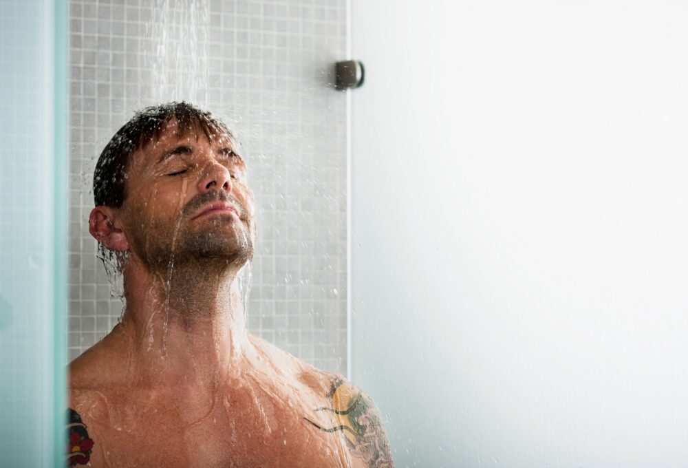 muškarac tuširanje