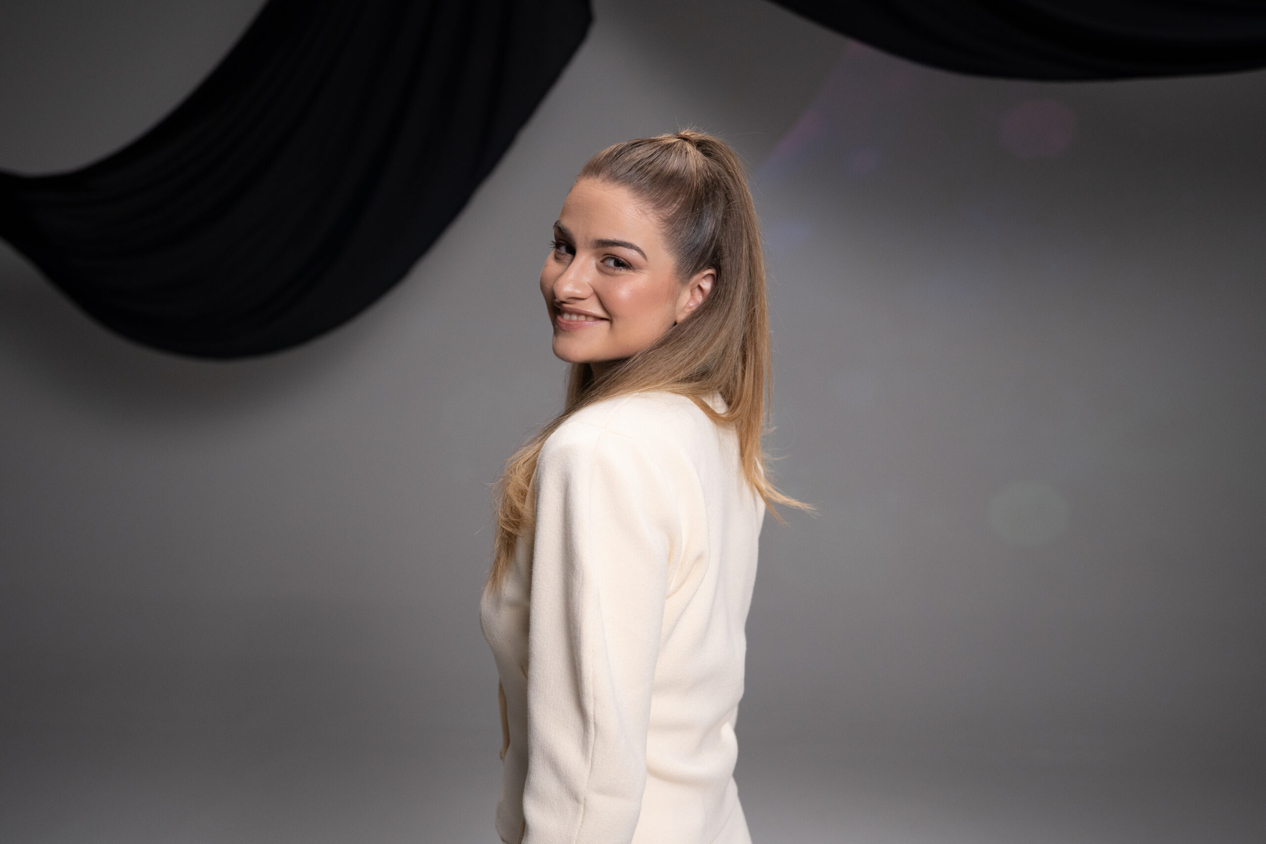 „Čarolija mog Božića“ – u novom singlu Laura Miletić donosi toplinu blagdana