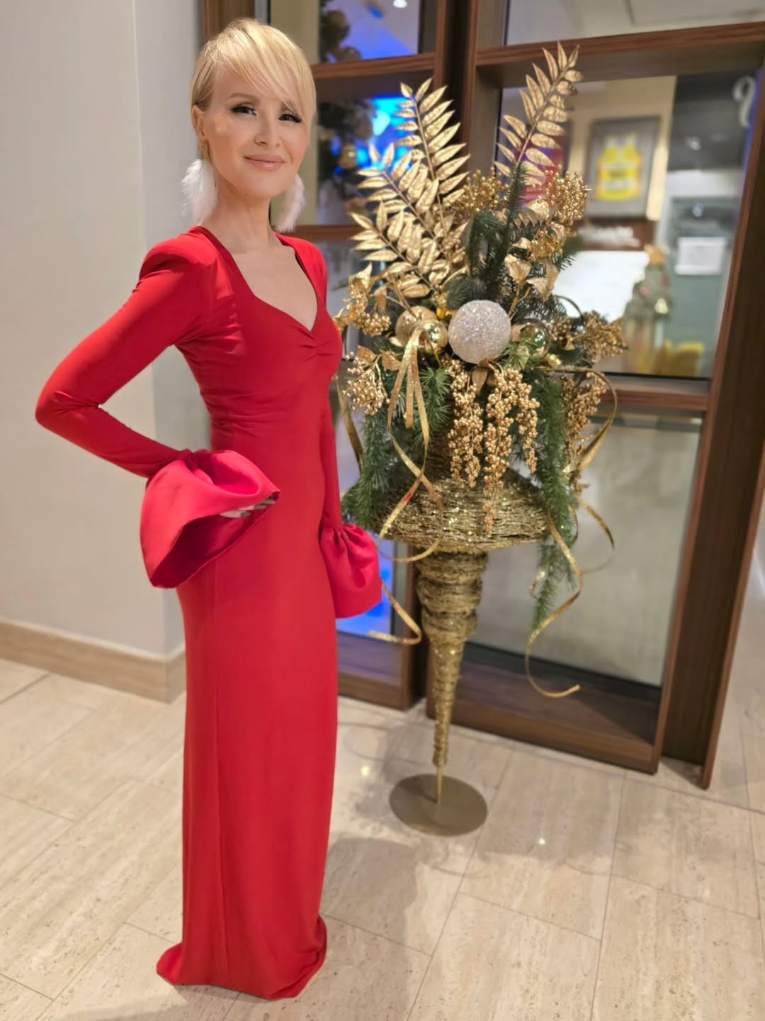 Daniela Martinović zablistala u crvenoj eleganciji