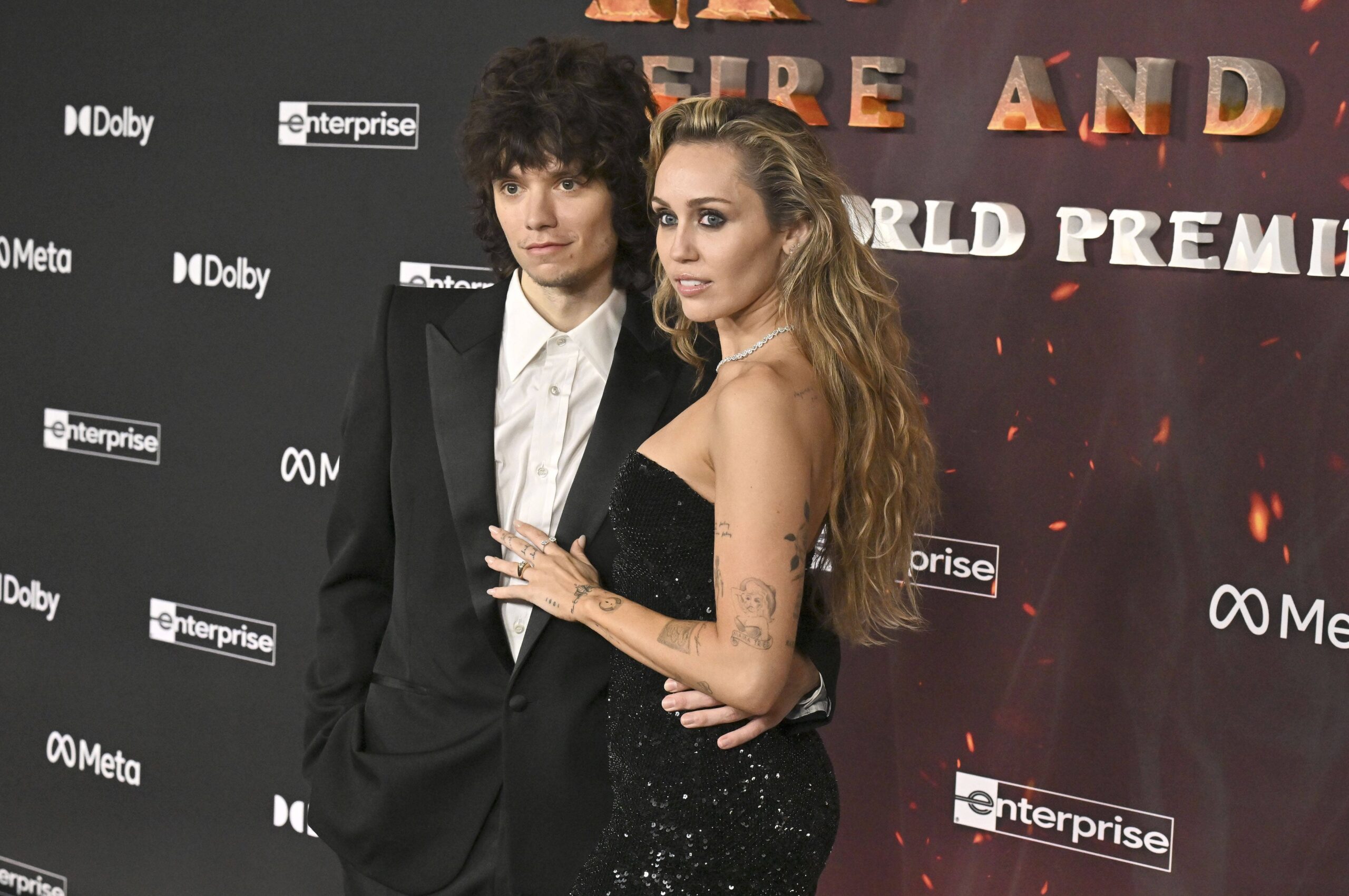 Miley Cyrus službeno zaručena Hello Magazin Croatia Hrvatska