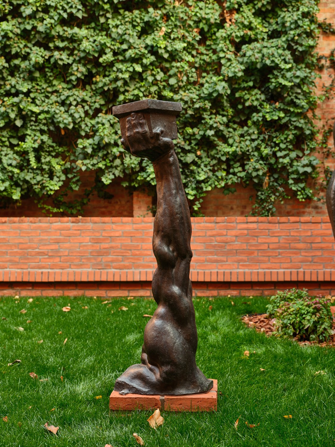 Obnovljeni Atelijer Meštrović novim postavom otvara vrata sredinom prosincaOtvaranje zagrebačkog Atelijera Meštrović nakon tisuću danaNakon dugotrajne obnove uzrokovane potresima, zagrebački Atelijer Meštrović ponovno se otvara sredinom prosinca s novim stalnim postavom. Projekt je vodila ravnateljica Muzeja Ivana Meštrovića Sandra Grčić Budimir, postav potpisuje muzejska savjetnica Barbara Vujanović, arhitektonsko i likovno oblikovanje Damir Gamulin, Antun Sevšek i Jasmin Ćemanović iz Organiziranog oblikovanja.Osvježeni prostor iznova naglašava vrijednost ove jedinstvene lokacije, gdje se prožimaju Meštrovićev obiteljski i stvaralački život. Kuća s vrtom i odvojenim, ali duboko povezanim atelijerom čuva atmosferu u kojoj je živio sa suprugom Olgom i četvero djece te stvarao djela u različitim materijalima, danas raspoređena u pregledne tematske cjeline.Kompleks u Mletačkoj 8 i 10, koji je Meštrović 1920-ih preoblikovao u skladnu cjelinu, ostao je spomen na razdoblje intenzivnog rada i živog intelektualnog života. Danas je to prepoznatljiva memorijalna adresa na kojoj je nastao niz njegovih ključnih djela.Muzeji Ivana Meštrovića nastavljaju brinuti o baštini koju je umjetnik ostavio Darovnicom iz 1952. godine: Atelijeru u Zagrebu, Galeriji Meštrović i Crikvinama–Kaštilcu u Splitu te Crkvi Presvetog Otkupitelja u Otavicama. Sva su ta mjesta obilježena njegovim arhitektonskim i kiparskim stvaralaštvom, a novi zagrebački postav donosi suvremeni, promišljeni pristup interpretaciji njegova života i djela.U šezdeset godina postojanja muzeja, ovo je prvo potpuno novo oblikovanje stalnog postava. Cilj je jasnije predstaviti opus iz fundusa i pohrane Atelijera, uz birane skulpture iz fundusa Galerije Meštrović. Uz antologijska djela poput Miloša Obilića, Povijesti Hrvata i ženskih aktova međuratnoga razdoblja, izdvaja se i posebno vrijedan raritet — portret kralja Faisala, vođe koji se za arapsku neovisnost borio uz Lawrencea od Arabije. Riječ je o rijetko izlaganom djelu koje svjedoči o međunarodnom ugledu koji je Meštrović uživao i o razgranatoj mreži njegovih svjetskih kontakata.Ključan dio novog postava čine tekstovi Barbare Vujanović i Mate Marića, koji nude inovativan način interpretacije Meštrovićeve biografije i stvaralaštva. Svježe napisani, lako prohodni tekstovi stvaraju novi značenjski i emotivni okvir, vode posjetitelja kroz različite slojeve umjetnikova života, te olakšavaju dublje razumijevanje njegova opusa u suvremenom kontekstu.Dinamičnost postava podržana je fleksibilnim postamentima koji omogućuju rotacije skulptura i cikličke edukativne sadržaje. Time se potiče stalno preispitivanje i novo čitanje Meštrovićeva rada, a sve zajedno predstavlja iskorak prema suvremenoj muzeološkoj praksi.Atelijer Meštrović od 14. prosinca bit će otvoren za javnost, a ulaz je do kraja godine besplatan — simboličan povratak Meštrovićeva doma u život nakon tisuću dana zatvorenosti i odsutnosti publike.