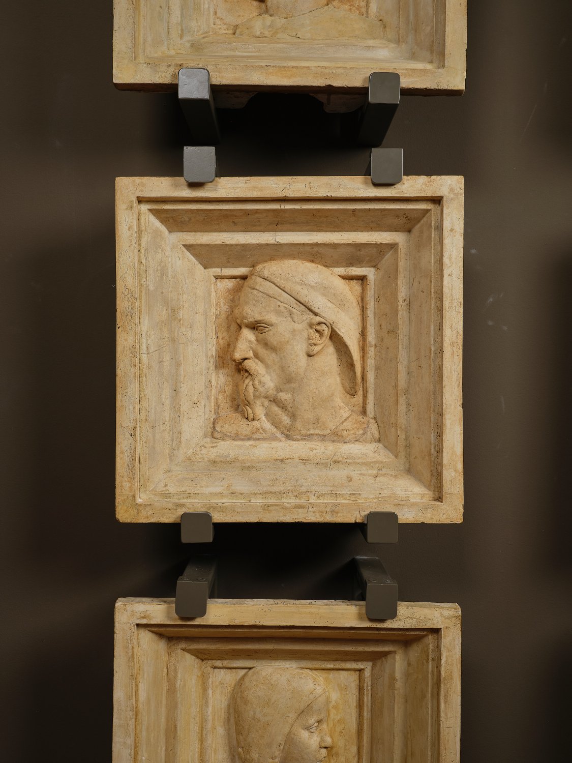 Obnovljeni Atelijer Meštrović novim postavom otvara vrata sredinom prosincaOtvaranje zagrebačkog Atelijera Meštrović nakon tisuću danaNakon dugotrajne obnove uzrokovane potresima, zagrebački Atelijer Meštrović ponovno se otvara sredinom prosinca s novim stalnim postavom. Projekt je vodila ravnateljica Muzeja Ivana Meštrovića Sandra Grčić Budimir, postav potpisuje muzejska savjetnica Barbara Vujanović, arhitektonsko i likovno oblikovanje Damir Gamulin, Antun Sevšek i Jasmin Ćemanović iz Organiziranog oblikovanja.Osvježeni prostor iznova naglašava vrijednost ove jedinstvene lokacije, gdje se prožimaju Meštrovićev obiteljski i stvaralački život. Kuća s vrtom i odvojenim, ali duboko povezanim atelijerom čuva atmosferu u kojoj je živio sa suprugom Olgom i četvero djece te stvarao djela u različitim materijalima, danas raspoređena u pregledne tematske cjeline.Kompleks u Mletačkoj 8 i 10, koji je Meštrović 1920-ih preoblikovao u skladnu cjelinu, ostao je spomen na razdoblje intenzivnog rada i živog intelektualnog života. Danas je to prepoznatljiva memorijalna adresa na kojoj je nastao niz njegovih ključnih djela.Muzeji Ivana Meštrovića nastavljaju brinuti o baštini koju je umjetnik ostavio Darovnicom iz 1952. godine: Atelijeru u Zagrebu, Galeriji Meštrović i Crikvinama–Kaštilcu u Splitu te Crkvi Presvetog Otkupitelja u Otavicama. Sva su ta mjesta obilježena njegovim arhitektonskim i kiparskim stvaralaštvom, a novi zagrebački postav donosi suvremeni, promišljeni pristup interpretaciji njegova života i djela.U šezdeset godina postojanja muzeja, ovo je prvo potpuno novo oblikovanje stalnog postava. Cilj je jasnije predstaviti opus iz fundusa i pohrane Atelijera, uz birane skulpture iz fundusa Galerije Meštrović. Uz antologijska djela poput Miloša Obilića, Povijesti Hrvata i ženskih aktova međuratnoga razdoblja, izdvaja se i posebno vrijedan raritet — portret kralja Faisala, vođe koji se za arapsku neovisnost borio uz Lawrencea od Arabije. Riječ je o rijetko izlaganom djelu koje svjedoči o međunarodnom ugledu koji je Meštrović uživao i o razgranatoj mreži njegovih svjetskih kontakata.Ključan dio novog postava čine tekstovi Barbare Vujanović i Mate Marića, koji nude inovativan način interpretacije Meštrovićeve biografije i stvaralaštva. Svježe napisani, lako prohodni tekstovi stvaraju novi značenjski i emotivni okvir, vode posjetitelja kroz različite slojeve umjetnikova života, te olakšavaju dublje razumijevanje njegova opusa u suvremenom kontekstu.Dinamičnost postava podržana je fleksibilnim postamentima koji omogućuju rotacije skulptura i cikličke edukativne sadržaje. Time se potiče stalno preispitivanje i novo čitanje Meštrovićeva rada, a sve zajedno predstavlja iskorak prema suvremenoj muzeološkoj praksi.Atelijer Meštrović od 14. prosinca bit će otvoren za javnost, a ulaz je do kraja godine besplatan — simboličan povratak Meštrovićeva doma u život nakon tisuću dana zatvorenosti i odsutnosti publike.