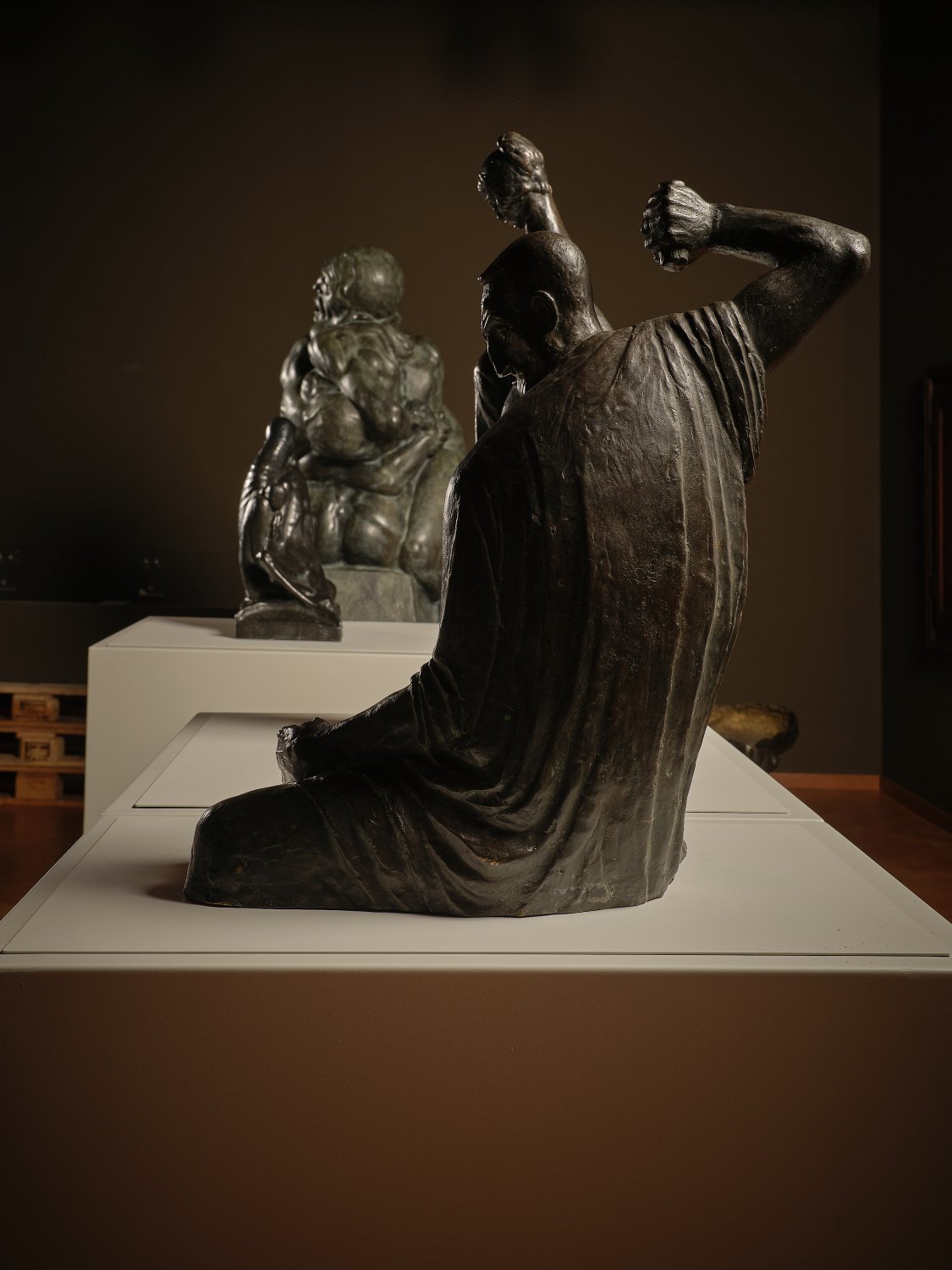 Obnovljeni Atelijer Meštrović novim postavom otvara vrata sredinom prosincaOtvaranje zagrebačkog Atelijera Meštrović nakon tisuću danaNakon dugotrajne obnove uzrokovane potresima, zagrebački Atelijer Meštrović ponovno se otvara sredinom prosinca s novim stalnim postavom. Projekt je vodila ravnateljica Muzeja Ivana Meštrovića Sandra Grčić Budimir, postav potpisuje muzejska savjetnica Barbara Vujanović, arhitektonsko i likovno oblikovanje Damir Gamulin, Antun Sevšek i Jasmin Ćemanović iz Organiziranog oblikovanja.Osvježeni prostor iznova naglašava vrijednost ove jedinstvene lokacije, gdje se prožimaju Meštrovićev obiteljski i stvaralački život. Kuća s vrtom i odvojenim, ali duboko povezanim atelijerom čuva atmosferu u kojoj je živio sa suprugom Olgom i četvero djece te stvarao djela u različitim materijalima, danas raspoređena u pregledne tematske cjeline.Kompleks u Mletačkoj 8 i 10, koji je Meštrović 1920-ih preoblikovao u skladnu cjelinu, ostao je spomen na razdoblje intenzivnog rada i živog intelektualnog života. Danas je to prepoznatljiva memorijalna adresa na kojoj je nastao niz njegovih ključnih djela.Muzeji Ivana Meštrovića nastavljaju brinuti o baštini koju je umjetnik ostavio Darovnicom iz 1952. godine: Atelijeru u Zagrebu, Galeriji Meštrović i Crikvinama–Kaštilcu u Splitu te Crkvi Presvetog Otkupitelja u Otavicama. Sva su ta mjesta obilježena njegovim arhitektonskim i kiparskim stvaralaštvom, a novi zagrebački postav donosi suvremeni, promišljeni pristup interpretaciji njegova života i djela.U šezdeset godina postojanja muzeja, ovo je prvo potpuno novo oblikovanje stalnog postava. Cilj je jasnije predstaviti opus iz fundusa i pohrane Atelijera, uz birane skulpture iz fundusa Galerije Meštrović. Uz antologijska djela poput Miloša Obilića, Povijesti Hrvata i ženskih aktova međuratnoga razdoblja, izdvaja se i posebno vrijedan raritet — portret kralja Faisala, vođe koji se za arapsku neovisnost borio uz Lawrencea od Arabije. Riječ je o rijetko izlaganom djelu koje svjedoči o međunarodnom ugledu koji je Meštrović uživao i o razgranatoj mreži njegovih svjetskih kontakata.Ključan dio novog postava čine tekstovi Barbare Vujanović i Mate Marića, koji nude inovativan način interpretacije Meštrovićeve biografije i stvaralaštva. Svježe napisani, lako prohodni tekstovi stvaraju novi značenjski i emotivni okvir, vode posjetitelja kroz različite slojeve umjetnikova života, te olakšavaju dublje razumijevanje njegova opusa u suvremenom kontekstu.Dinamičnost postava podržana je fleksibilnim postamentima koji omogućuju rotacije skulptura i cikličke edukativne sadržaje. Time se potiče stalno preispitivanje i novo čitanje Meštrovićeva rada, a sve zajedno predstavlja iskorak prema suvremenoj muzeološkoj praksi.Atelijer Meštrović od 14. prosinca bit će otvoren za javnost, a ulaz je do kraja godine besplatan — simboličan povratak Meštrovićeva doma u život nakon tisuću dana zatvorenosti i odsutnosti publike.