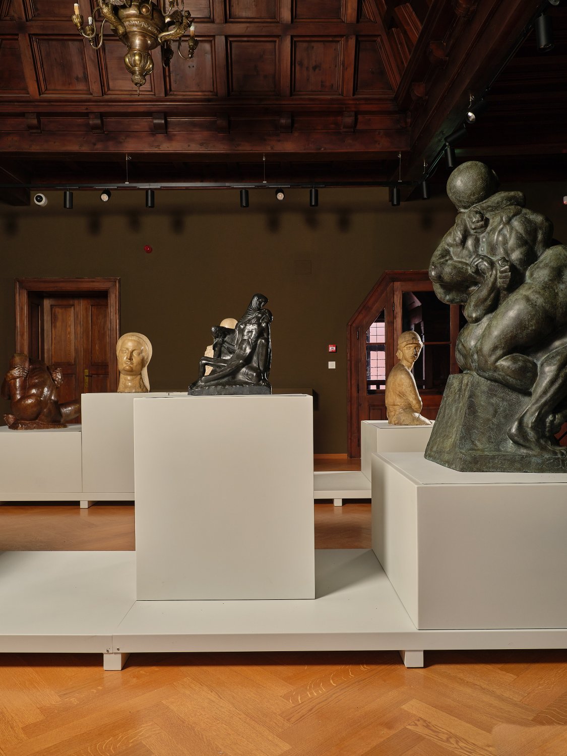 Obnovljeni Atelijer Meštrović novim postavom otvara vrata sredinom prosincaOtvaranje zagrebačkog Atelijera Meštrović nakon tisuću danaNakon dugotrajne obnove uzrokovane potresima, zagrebački Atelijer Meštrović ponovno se otvara sredinom prosinca s novim stalnim postavom. Projekt je vodila ravnateljica Muzeja Ivana Meštrovića Sandra Grčić Budimir, postav potpisuje muzejska savjetnica Barbara Vujanović, arhitektonsko i likovno oblikovanje Damir Gamulin, Antun Sevšek i Jasmin Ćemanović iz Organiziranog oblikovanja.Osvježeni prostor iznova naglašava vrijednost ove jedinstvene lokacije, gdje se prožimaju Meštrovićev obiteljski i stvaralački život. Kuća s vrtom i odvojenim, ali duboko povezanim atelijerom čuva atmosferu u kojoj je živio sa suprugom Olgom i četvero djece te stvarao djela u različitim materijalima, danas raspoređena u pregledne tematske cjeline.Kompleks u Mletačkoj 8 i 10, koji je Meštrović 1920-ih preoblikovao u skladnu cjelinu, ostao je spomen na razdoblje intenzivnog rada i živog intelektualnog života. Danas je to prepoznatljiva memorijalna adresa na kojoj je nastao niz njegovih ključnih djela.Muzeji Ivana Meštrovića nastavljaju brinuti o baštini koju je umjetnik ostavio Darovnicom iz 1952. godine: Atelijeru u Zagrebu, Galeriji Meštrović i Crikvinama–Kaštilcu u Splitu te Crkvi Presvetog Otkupitelja u Otavicama. Sva su ta mjesta obilježena njegovim arhitektonskim i kiparskim stvaralaštvom, a novi zagrebački postav donosi suvremeni, promišljeni pristup interpretaciji njegova života i djela.U šezdeset godina postojanja muzeja, ovo je prvo potpuno novo oblikovanje stalnog postava. Cilj je jasnije predstaviti opus iz fundusa i pohrane Atelijera, uz birane skulpture iz fundusa Galerije Meštrović. Uz antologijska djela poput Miloša Obilića, Povijesti Hrvata i ženskih aktova međuratnoga razdoblja, izdvaja se i posebno vrijedan raritet — portret kralja Faisala, vođe koji se za arapsku neovisnost borio uz Lawrencea od Arabije. Riječ je o rijetko izlaganom djelu koje svjedoči o međunarodnom ugledu koji je Meštrović uživao i o razgranatoj mreži njegovih svjetskih kontakata.Ključan dio novog postava čine tekstovi Barbare Vujanović i Mate Marića, koji nude inovativan način interpretacije Meštrovićeve biografije i stvaralaštva. Svježe napisani, lako prohodni tekstovi stvaraju novi značenjski i emotivni okvir, vode posjetitelja kroz različite slojeve umjetnikova života, te olakšavaju dublje razumijevanje njegova opusa u suvremenom kontekstu.Dinamičnost postava podržana je fleksibilnim postamentima koji omogućuju rotacije skulptura i cikličke edukativne sadržaje. Time se potiče stalno preispitivanje i novo čitanje Meštrovićeva rada, a sve zajedno predstavlja iskorak prema suvremenoj muzeološkoj praksi.Atelijer Meštrović od 14. prosinca bit će otvoren za javnost, a ulaz je do kraja godine besplatan — simboličan povratak Meštrovićeva doma u život nakon tisuću dana zatvorenosti i odsutnosti publike.