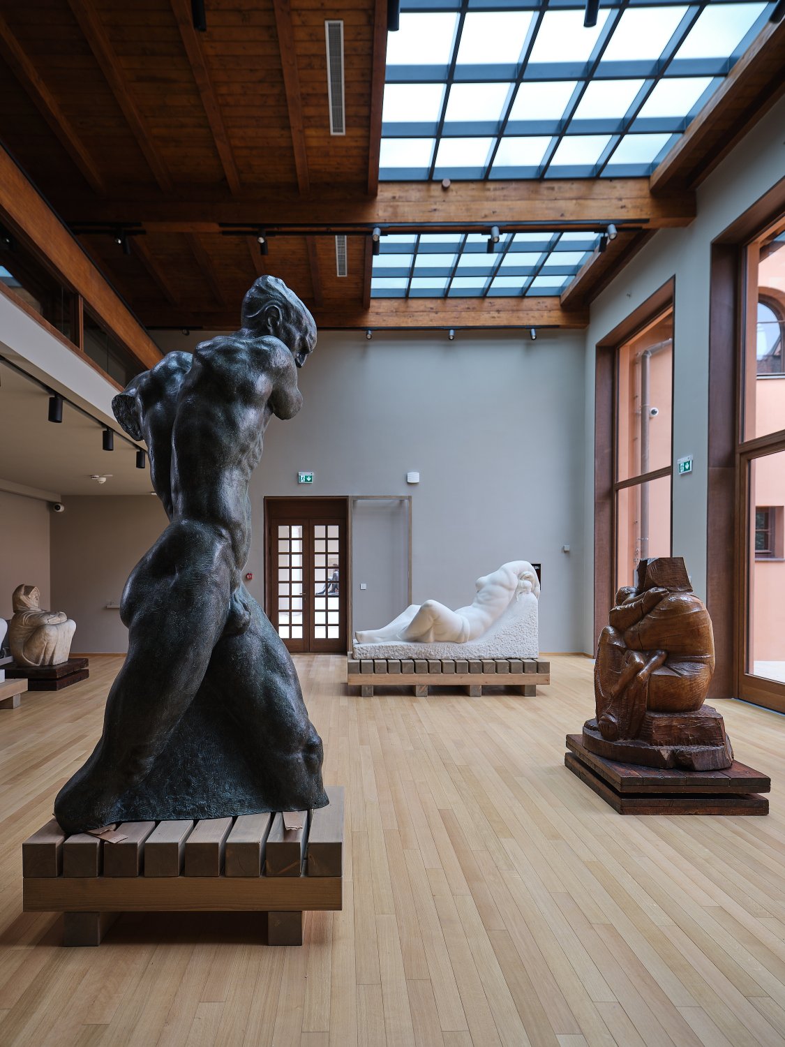 Obnovljeni Atelijer Meštrović novim postavom otvara vrata sredinom prosincaOtvaranje zagrebačkog Atelijera Meštrović nakon tisuću danaNakon dugotrajne obnove uzrokovane potresima, zagrebački Atelijer Meštrović ponovno se otvara sredinom prosinca s novim stalnim postavom. Projekt je vodila ravnateljica Muzeja Ivana Meštrovića Sandra Grčić Budimir, postav potpisuje muzejska savjetnica Barbara Vujanović, arhitektonsko i likovno oblikovanje Damir Gamulin, Antun Sevšek i Jasmin Ćemanović iz Organiziranog oblikovanja.Osvježeni prostor iznova naglašava vrijednost ove jedinstvene lokacije, gdje se prožimaju Meštrovićev obiteljski i stvaralački život. Kuća s vrtom i odvojenim, ali duboko povezanim atelijerom čuva atmosferu u kojoj je živio sa suprugom Olgom i četvero djece te stvarao djela u različitim materijalima, danas raspoređena u pregledne tematske cjeline.Kompleks u Mletačkoj 8 i 10, koji je Meštrović 1920-ih preoblikovao u skladnu cjelinu, ostao je spomen na razdoblje intenzivnog rada i živog intelektualnog života. Danas je to prepoznatljiva memorijalna adresa na kojoj je nastao niz njegovih ključnih djela.Muzeji Ivana Meštrovića nastavljaju brinuti o baštini koju je umjetnik ostavio Darovnicom iz 1952. godine: Atelijeru u Zagrebu, Galeriji Meštrović i Crikvinama–Kaštilcu u Splitu te Crkvi Presvetog Otkupitelja u Otavicama. Sva su ta mjesta obilježena njegovim arhitektonskim i kiparskim stvaralaštvom, a novi zagrebački postav donosi suvremeni, promišljeni pristup interpretaciji njegova života i djela.U šezdeset godina postojanja muzeja, ovo je prvo potpuno novo oblikovanje stalnog postava. Cilj je jasnije predstaviti opus iz fundusa i pohrane Atelijera, uz birane skulpture iz fundusa Galerije Meštrović. Uz antologijska djela poput Miloša Obilića, Povijesti Hrvata i ženskih aktova međuratnoga razdoblja, izdvaja se i posebno vrijedan raritet — portret kralja Faisala, vođe koji se za arapsku neovisnost borio uz Lawrencea od Arabije. Riječ je o rijetko izlaganom djelu koje svjedoči o međunarodnom ugledu koji je Meštrović uživao i o razgranatoj mreži njegovih svjetskih kontakata.Ključan dio novog postava čine tekstovi Barbare Vujanović i Mate Marića, koji nude inovativan način interpretacije Meštrovićeve biografije i stvaralaštva. Svježe napisani, lako prohodni tekstovi stvaraju novi značenjski i emotivni okvir, vode posjetitelja kroz različite slojeve umjetnikova života, te olakšavaju dublje razumijevanje njegova opusa u suvremenom kontekstu.Dinamičnost postava podržana je fleksibilnim postamentima koji omogućuju rotacije skulptura i cikličke edukativne sadržaje. Time se potiče stalno preispitivanje i novo čitanje Meštrovićeva rada, a sve zajedno predstavlja iskorak prema suvremenoj muzeološkoj praksi.Atelijer Meštrović od 14. prosinca bit će otvoren za javnost, a ulaz je do kraja godine besplatan — simboličan povratak Meštrovićeva doma u život nakon tisuću dana zatvorenosti i odsutnosti publike.