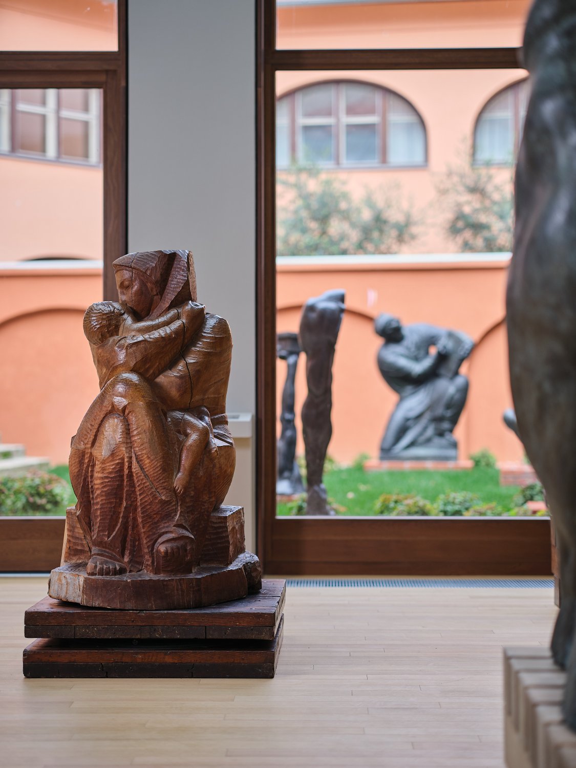 Obnovljeni Atelijer Meštrović novim postavom otvara vrata sredinom prosincaOtvaranje zagrebačkog Atelijera Meštrović nakon tisuću danaNakon dugotrajne obnove uzrokovane potresima, zagrebački Atelijer Meštrović ponovno se otvara sredinom prosinca s novim stalnim postavom. Projekt je vodila ravnateljica Muzeja Ivana Meštrovića Sandra Grčić Budimir, postav potpisuje muzejska savjetnica Barbara Vujanović, arhitektonsko i likovno oblikovanje Damir Gamulin, Antun Sevšek i Jasmin Ćemanović iz Organiziranog oblikovanja.Osvježeni prostor iznova naglašava vrijednost ove jedinstvene lokacije, gdje se prožimaju Meštrovićev obiteljski i stvaralački život. Kuća s vrtom i odvojenim, ali duboko povezanim atelijerom čuva atmosferu u kojoj je živio sa suprugom Olgom i četvero djece te stvarao djela u različitim materijalima, danas raspoređena u pregledne tematske cjeline.Kompleks u Mletačkoj 8 i 10, koji je Meštrović 1920-ih preoblikovao u skladnu cjelinu, ostao je spomen na razdoblje intenzivnog rada i živog intelektualnog života. Danas je to prepoznatljiva memorijalna adresa na kojoj je nastao niz njegovih ključnih djela.Muzeji Ivana Meštrovića nastavljaju brinuti o baštini koju je umjetnik ostavio Darovnicom iz 1952. godine: Atelijeru u Zagrebu, Galeriji Meštrović i Crikvinama–Kaštilcu u Splitu te Crkvi Presvetog Otkupitelja u Otavicama. Sva su ta mjesta obilježena njegovim arhitektonskim i kiparskim stvaralaštvom, a novi zagrebački postav donosi suvremeni, promišljeni pristup interpretaciji njegova života i djela.U šezdeset godina postojanja muzeja, ovo je prvo potpuno novo oblikovanje stalnog postava. Cilj je jasnije predstaviti opus iz fundusa i pohrane Atelijera, uz birane skulpture iz fundusa Galerije Meštrović. Uz antologijska djela poput Miloša Obilića, Povijesti Hrvata i ženskih aktova međuratnoga razdoblja, izdvaja se i posebno vrijedan raritet — portret kralja Faisala, vođe koji se za arapsku neovisnost borio uz Lawrencea od Arabije. Riječ je o rijetko izlaganom djelu koje svjedoči o međunarodnom ugledu koji je Meštrović uživao i o razgranatoj mreži njegovih svjetskih kontakata.Ključan dio novog postava čine tekstovi Barbare Vujanović i Mate Marića, koji nude inovativan način interpretacije Meštrovićeve biografije i stvaralaštva. Svježe napisani, lako prohodni tekstovi stvaraju novi značenjski i emotivni okvir, vode posjetitelja kroz različite slojeve umjetnikova života, te olakšavaju dublje razumijevanje njegova opusa u suvremenom kontekstu.Dinamičnost postava podržana je fleksibilnim postamentima koji omogućuju rotacije skulptura i cikličke edukativne sadržaje. Time se potiče stalno preispitivanje i novo čitanje Meštrovićeva rada, a sve zajedno predstavlja iskorak prema suvremenoj muzeološkoj praksi.Atelijer Meštrović od 14. prosinca bit će otvoren za javnost, a ulaz je do kraja godine besplatan — simboličan povratak Meštrovićeva doma u život nakon tisuću dana zatvorenosti i odsutnosti publike.