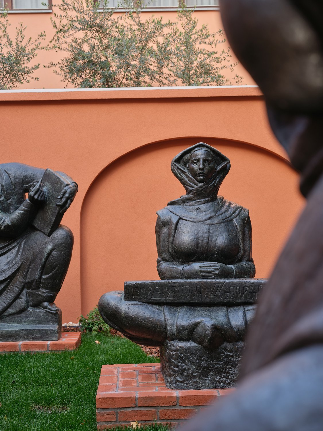 Obnovljeni Atelijer Meštrović novim postavom otvara vrata sredinom prosincaOtvaranje zagrebačkog Atelijera Meštrović nakon tisuću danaNakon dugotrajne obnove uzrokovane potresima, zagrebački Atelijer Meštrović ponovno se otvara sredinom prosinca s novim stalnim postavom. Projekt je vodila ravnateljica Muzeja Ivana Meštrovića Sandra Grčić Budimir, postav potpisuje muzejska savjetnica Barbara Vujanović, arhitektonsko i likovno oblikovanje Damir Gamulin, Antun Sevšek i Jasmin Ćemanović iz Organiziranog oblikovanja.Osvježeni prostor iznova naglašava vrijednost ove jedinstvene lokacije, gdje se prožimaju Meštrovićev obiteljski i stvaralački život. Kuća s vrtom i odvojenim, ali duboko povezanim atelijerom čuva atmosferu u kojoj je živio sa suprugom Olgom i četvero djece te stvarao djela u različitim materijalima, danas raspoređena u pregledne tematske cjeline.Kompleks u Mletačkoj 8 i 10, koji je Meštrović 1920-ih preoblikovao u skladnu cjelinu, ostao je spomen na razdoblje intenzivnog rada i živog intelektualnog života. Danas je to prepoznatljiva memorijalna adresa na kojoj je nastao niz njegovih ključnih djela.Muzeji Ivana Meštrovića nastavljaju brinuti o baštini koju je umjetnik ostavio Darovnicom iz 1952. godine: Atelijeru u Zagrebu, Galeriji Meštrović i Crikvinama–Kaštilcu u Splitu te Crkvi Presvetog Otkupitelja u Otavicama. Sva su ta mjesta obilježena njegovim arhitektonskim i kiparskim stvaralaštvom, a novi zagrebački postav donosi suvremeni, promišljeni pristup interpretaciji njegova života i djela.U šezdeset godina postojanja muzeja, ovo je prvo potpuno novo oblikovanje stalnog postava. Cilj je jasnije predstaviti opus iz fundusa i pohrane Atelijera, uz birane skulpture iz fundusa Galerije Meštrović. Uz antologijska djela poput Miloša Obilića, Povijesti Hrvata i ženskih aktova međuratnoga razdoblja, izdvaja se i posebno vrijedan raritet — portret kralja Faisala, vođe koji se za arapsku neovisnost borio uz Lawrencea od Arabije. Riječ je o rijetko izlaganom djelu koje svjedoči o međunarodnom ugledu koji je Meštrović uživao i o razgranatoj mreži njegovih svjetskih kontakata.Ključan dio novog postava čine tekstovi Barbare Vujanović i Mate Marića, koji nude inovativan način interpretacije Meštrovićeve biografije i stvaralaštva. Svježe napisani, lako prohodni tekstovi stvaraju novi značenjski i emotivni okvir, vode posjetitelja kroz različite slojeve umjetnikova života, te olakšavaju dublje razumijevanje njegova opusa u suvremenom kontekstu.Dinamičnost postava podržana je fleksibilnim postamentima koji omogućuju rotacije skulptura i cikličke edukativne sadržaje. Time se potiče stalno preispitivanje i novo čitanje Meštrovićeva rada, a sve zajedno predstavlja iskorak prema suvremenoj muzeološkoj praksi.Atelijer Meštrović od 14. prosinca bit će otvoren za javnost, a ulaz je do kraja godine besplatan — simboličan povratak Meštrovićeva doma u život nakon tisuću dana zatvorenosti i odsutnosti publike.