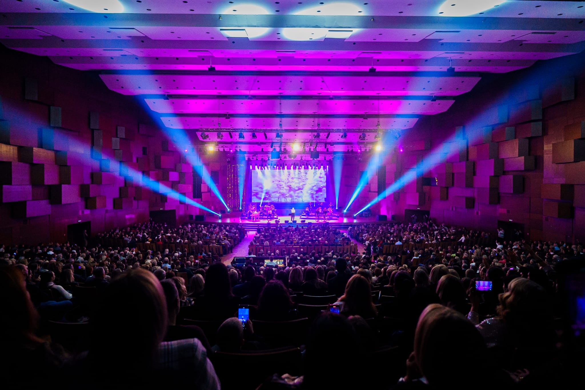 Husarice, Divas i Nina Badrić oduševili Lisinski: 30 godina vrhunske glazbe na božićnom koncertu