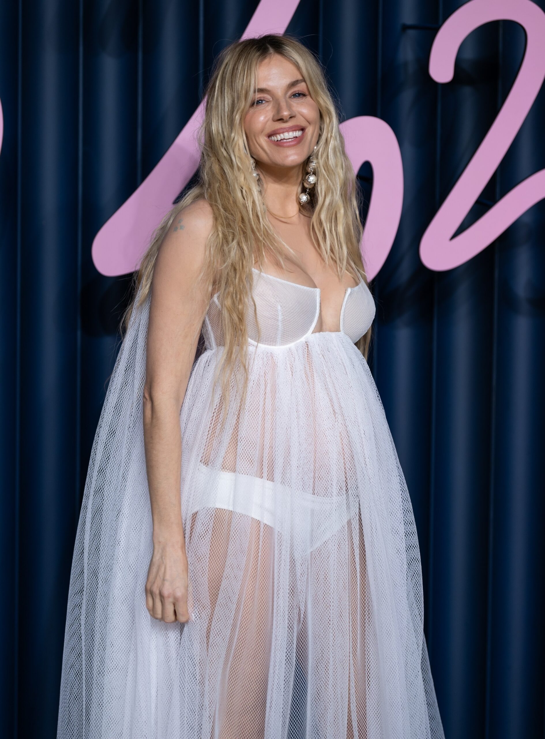 Sienna Miller spektakularno objavila trudnoću na crvenom tepihu Hello Magazin Croatia Hrvatska