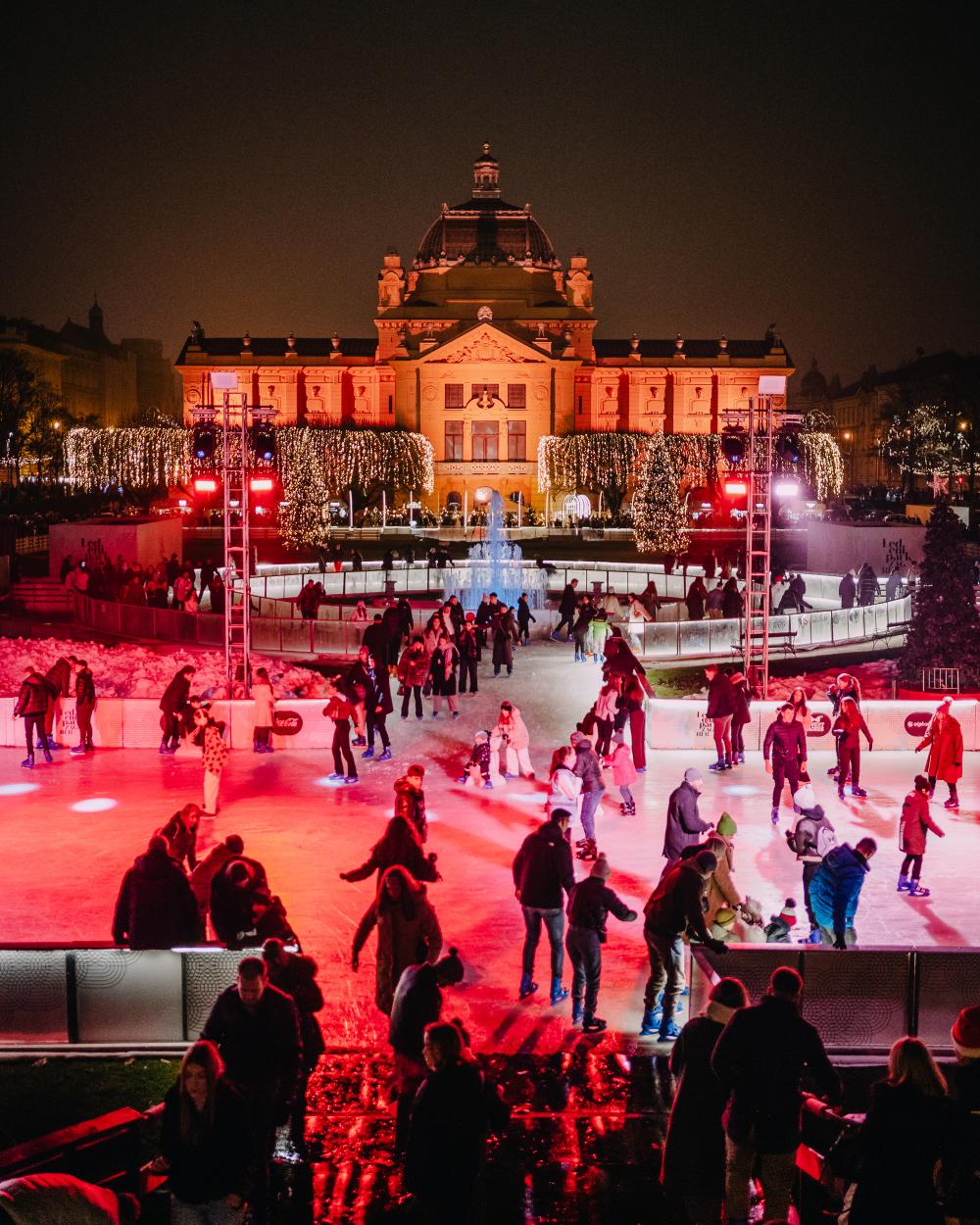 Advent Zrinjevac, Ledeni park, doček Nove godine, Stara godina, Zagreb događanja, blagdanski program Zagreb, advent Zagreb, blagdanski Zagreb, prosinac Zagreb, Nova godina Zagreb, klizanje Zagreb, glazba Zagreb, street food Zagreb, gastronomija Zagreb, Après-skate, kuhanje vino Zagreb, pečeni kesteni, zimski program Zagreb, kulturni događaji Zagreb, gradski advent, obiteljski program, zabava Zagreb, DJ Vedran, Smash Band, dnevni doček, doček u podne, večernji doček, zabavni program Zagreb, glazbeni nastupi, adventska atmosfera, prosinačko slavlje, rasprodani događaji, blagdanski ugođaj, grad u blagdanskom sjaju, klizalište Zagreb, novogodišnji party, spektakularan doček, lokalni street food, hrvatski specijaliteti, međunarodni specijaliteti, suveniri Zagreb, majice i hoodice, keramičke šalice, blagdanski suvenir, zagrebački advent, obiteljska zabava, aktivnosti na otvorenom, zimska sezona Zagreb, prosinačka zabava, događanja za sve uzraste, zabava za djecu, kulturna ponuda, gradski doček, blagdanski highlight, program za mlade, događanja za turiste, adventska gastro ponuda, prosinački ugođaj, ples Zagreb, zabava pod zvijezdama, blagdansko iskustvo, novogodišnje slavlje, gradski festival, dnevni program, večernji program, energični nastupi, zabava na ledu, klizanje pod zvijezdama, doživljaj Zagreba, adventska tradicija, zimski festival, kulturna scena, gradski festival zabave, zimsku čaroliju, prosinačka glazba, blagdanska svjetla, adventska atmosfera Zagreba, prosinački događaji, gradska događanja, doček u centru, kulturni turizam, zimska zabava, gradski ugođaj, iskustvo za sve generacije, adventska zabava, zabavni događaji, klizalište za sve, blagdanski doživljaj, prosinački ugođaj, Zagreb u prosincu, zimske aktivnosti, gradski adventski program, prosinački festival, zabavni sadržaji, kulturna ponuda Zagreba, zimovanje u Zagrebu, novogodišnji program, doček u Zagrebu, gradski blagdanski program, zimska čarolija Zagreba, prosinački eventi, gastronomija i zabava, zabava za cijelu obitelj, gradski ugođaj adventa, novogodišnji party u Zagrebu