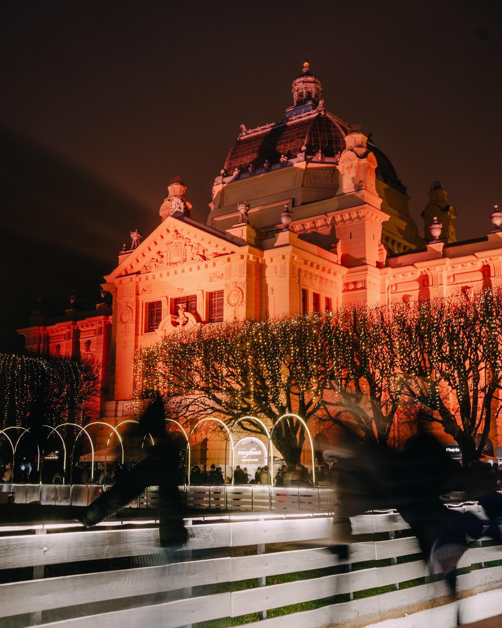 Advent Zrinjevac, Ledeni park, doček Nove godine, Stara godina, Zagreb događanja, blagdanski program Zagreb, advent Zagreb, blagdanski Zagreb, prosinac Zagreb, Nova godina Zagreb, klizanje Zagreb, glazba Zagreb, street food Zagreb, gastronomija Zagreb, Après-skate, kuhanje vino Zagreb, pečeni kesteni, zimski program Zagreb, kulturni događaji Zagreb, gradski advent, obiteljski program, zabava Zagreb, DJ Vedran, Smash Band, dnevni doček, doček u podne, večernji doček, zabavni program Zagreb, glazbeni nastupi, adventska atmosfera, prosinačko slavlje, rasprodani događaji, blagdanski ugođaj, grad u blagdanskom sjaju, klizalište Zagreb, novogodišnji party, spektakularan doček, lokalni street food, hrvatski specijaliteti, međunarodni specijaliteti, suveniri Zagreb, majice i hoodice, keramičke šalice, blagdanski suvenir, zagrebački advent, obiteljska zabava, aktivnosti na otvorenom, zimska sezona Zagreb, prosinačka zabava, događanja za sve uzraste, zabava za djecu, kulturna ponuda, gradski doček, blagdanski highlight, program za mlade, događanja za turiste, adventska gastro ponuda, prosinački ugođaj, ples Zagreb, zabava pod zvijezdama, blagdansko iskustvo, novogodišnje slavlje, gradski festival, dnevni program, večernji program, energični nastupi, zabava na ledu, klizanje pod zvijezdama, doživljaj Zagreba, adventska tradicija, zimski festival, kulturna scena, gradski festival zabave, zimsku čaroliju, prosinačka glazba, blagdanska svjetla, adventska atmosfera Zagreba, prosinački događaji, gradska događanja, doček u centru, kulturni turizam, zimska zabava, gradski ugođaj, iskustvo za sve generacije, adventska zabava, zabavni događaji, klizalište za sve, blagdanski doživljaj, prosinački ugođaj, Zagreb u prosincu, zimske aktivnosti, gradski adventski program, prosinački festival, zabavni sadržaji, kulturna ponuda Zagreba, zimovanje u Zagrebu, novogodišnji program, doček u Zagrebu, gradski blagdanski program, zimska čarolija Zagreba, prosinački eventi, gastronomija i zabava, zabava za cijelu obitelj, gradski ugođaj adventa, novogodišnji party u Zagrebu