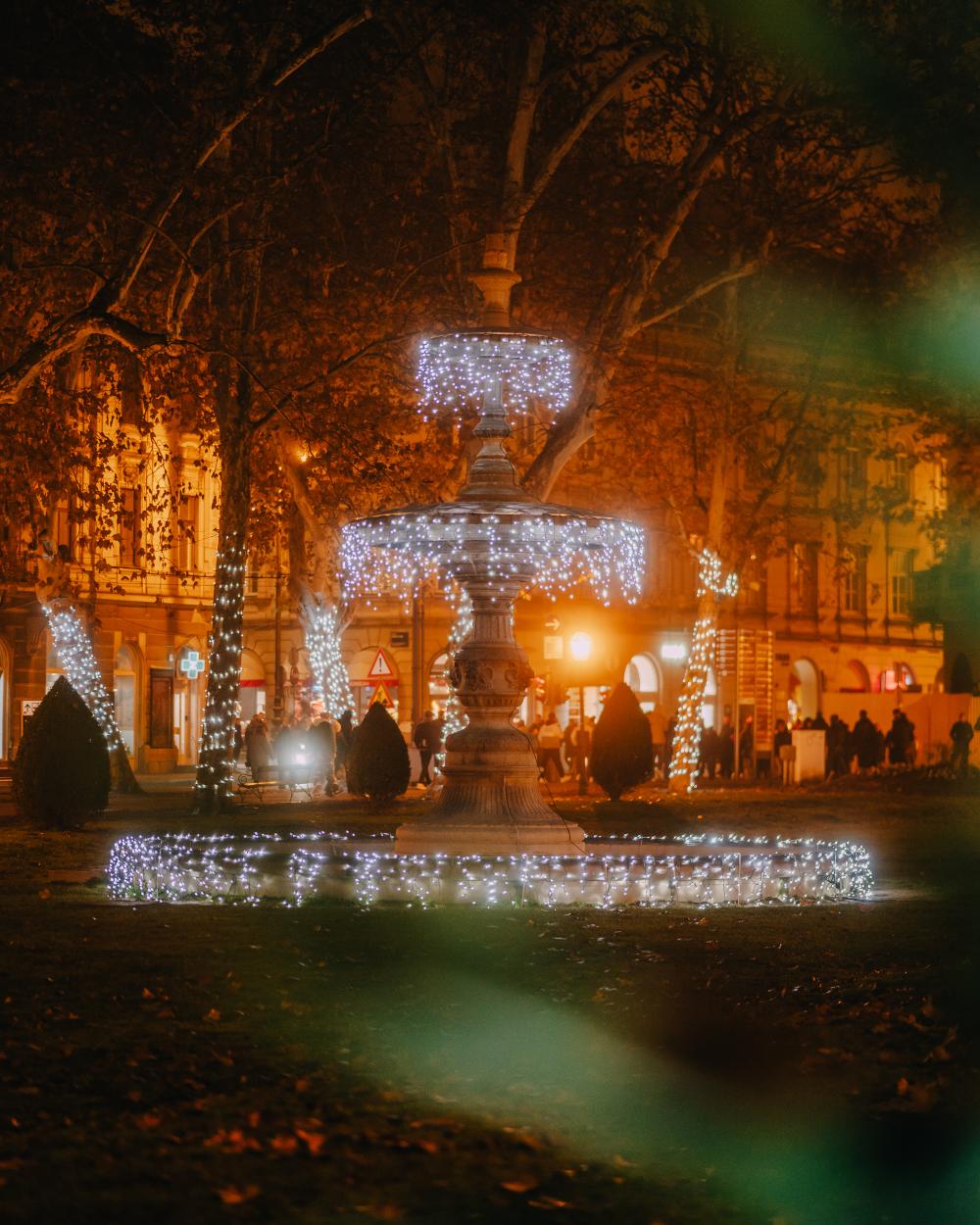 Advent Zrinjevac, Ledeni park, doček Nove godine, Stara godina, Zagreb događanja, blagdanski program Zagreb, advent Zagreb, blagdanski Zagreb, prosinac Zagreb, Nova godina Zagreb, klizanje Zagreb, glazba Zagreb, street food Zagreb, gastronomija Zagreb, Après-skate, kuhanje vino Zagreb, pečeni kesteni, zimski program Zagreb, kulturni događaji Zagreb, gradski advent, obiteljski program, zabava Zagreb, DJ Vedran, Smash Band, dnevni doček, doček u podne, večernji doček, zabavni program Zagreb, glazbeni nastupi, adventska atmosfera, prosinačko slavlje, rasprodani događaji, blagdanski ugođaj, grad u blagdanskom sjaju, klizalište Zagreb, novogodišnji party, spektakularan doček, lokalni street food, hrvatski specijaliteti, međunarodni specijaliteti, suveniri Zagreb, majice i hoodice, keramičke šalice, blagdanski suvenir, zagrebački advent, obiteljska zabava, aktivnosti na otvorenom, zimska sezona Zagreb, prosinačka zabava, događanja za sve uzraste, zabava za djecu, kulturna ponuda, gradski doček, blagdanski highlight, program za mlade, događanja za turiste, adventska gastro ponuda, prosinački ugođaj, ples Zagreb, zabava pod zvijezdama, blagdansko iskustvo, novogodišnje slavlje, gradski festival, dnevni program, večernji program, energični nastupi, zabava na ledu, klizanje pod zvijezdama, doživljaj Zagreba, adventska tradicija, zimski festival, kulturna scena, gradski festival zabave, zimsku čaroliju, prosinačka glazba, blagdanska svjetla, adventska atmosfera Zagreba, prosinački događaji, gradska događanja, doček u centru, kulturni turizam, zimska zabava, gradski ugođaj, iskustvo za sve generacije, adventska zabava, zabavni događaji, klizalište za sve, blagdanski doživljaj, prosinački ugođaj, Zagreb u prosincu, zimske aktivnosti, gradski adventski program, prosinački festival, zabavni sadržaji, kulturna ponuda Zagreba, zimovanje u Zagrebu, novogodišnji program, doček u Zagrebu, gradski blagdanski program, zimska čarolija Zagreba, prosinački eventi, gastronomija i zabava, zabava za cijelu obitelj, gradski ugođaj adventa, novogodišnji party u Zagrebu