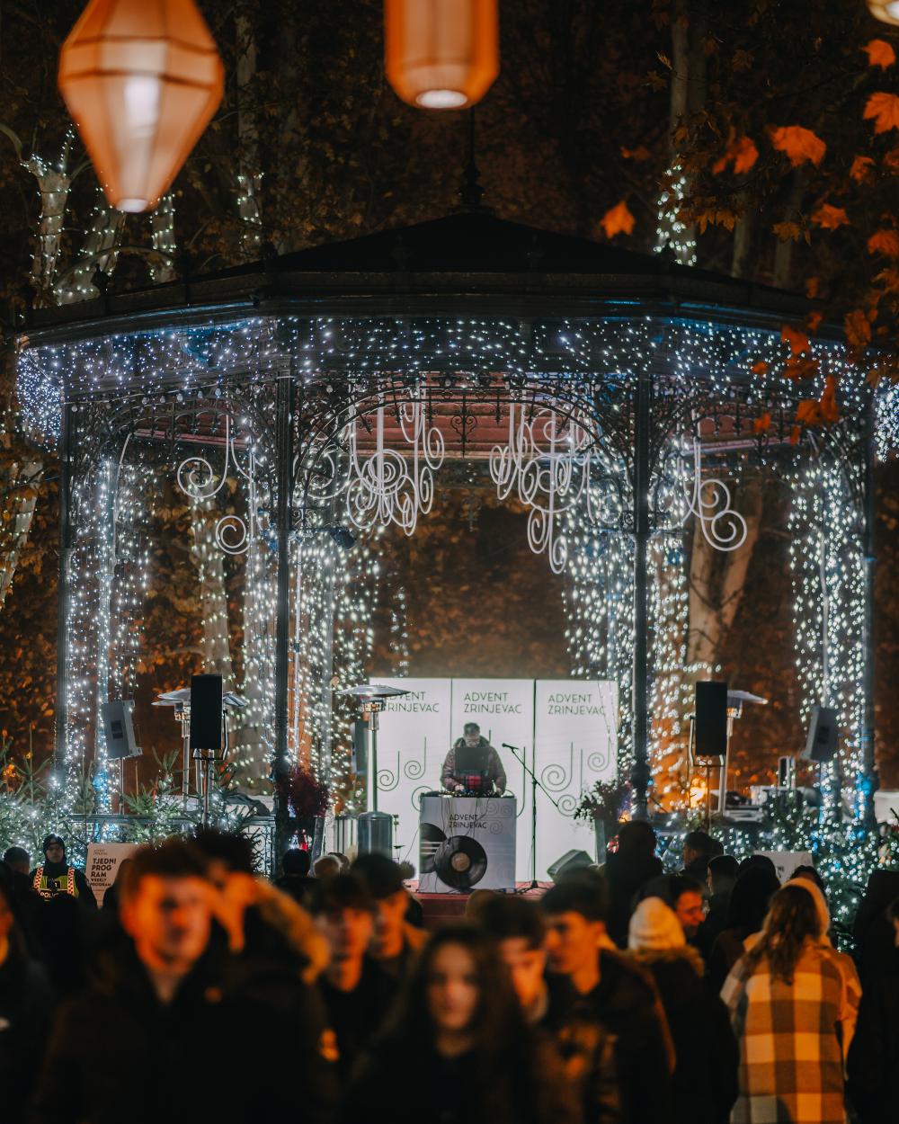 Advent Zrinjevac, Ledeni park, doček Nove godine, Stara godina, Zagreb događanja, blagdanski program Zagreb, advent Zagreb, blagdanski Zagreb, prosinac Zagreb, Nova godina Zagreb, klizanje Zagreb, glazba Zagreb, street food Zagreb, gastronomija Zagreb, Après-skate, kuhanje vino Zagreb, pečeni kesteni, zimski program Zagreb, kulturni događaji Zagreb, gradski advent, obiteljski program, zabava Zagreb, DJ Vedran, Smash Band, dnevni doček, doček u podne, večernji doček, zabavni program Zagreb, glazbeni nastupi, adventska atmosfera, prosinačko slavlje, rasprodani događaji, blagdanski ugođaj, grad u blagdanskom sjaju, klizalište Zagreb, novogodišnji party, spektakularan doček, lokalni street food, hrvatski specijaliteti, međunarodni specijaliteti, suveniri Zagreb, majice i hoodice, keramičke šalice, blagdanski suvenir, zagrebački advent, obiteljska zabava, aktivnosti na otvorenom, zimska sezona Zagreb, prosinačka zabava, događanja za sve uzraste, zabava za djecu, kulturna ponuda, gradski doček, blagdanski highlight, program za mlade, događanja za turiste, adventska gastro ponuda, prosinački ugođaj, ples Zagreb, zabava pod zvijezdama, blagdansko iskustvo, novogodišnje slavlje, gradski festival, dnevni program, večernji program, energični nastupi, zabava na ledu, klizanje pod zvijezdama, doživljaj Zagreba, adventska tradicija, zimski festival, kulturna scena, gradski festival zabave, zimsku čaroliju, prosinačka glazba, blagdanska svjetla, adventska atmosfera Zagreba, prosinački događaji, gradska događanja, doček u centru, kulturni turizam, zimska zabava, gradski ugođaj, iskustvo za sve generacije, adventska zabava, zabavni događaji, klizalište za sve, blagdanski doživljaj, prosinački ugođaj, Zagreb u prosincu, zimske aktivnosti, gradski adventski program, prosinački festival, zabavni sadržaji, kulturna ponuda Zagreba, zimovanje u Zagrebu, novogodišnji program, doček u Zagrebu, gradski blagdanski program, zimska čarolija Zagreba, prosinački eventi, gastronomija i zabava, zabava za cijelu obitelj, gradski ugođaj adventa, novogodišnji party u Zagrebu