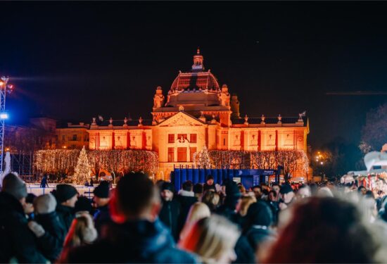 Advent Zrinjevac, Ledeni park, doček Nove godine, Stara godina, Zagreb događanja, blagdanski program Zagreb, advent Zagreb, blagdanski Zagreb, prosinac Zagreb, Nova godina Zagreb, klizanje Zagreb, glazba Zagreb, street food Zagreb, gastronomija Zagreb, Après-skate, kuhanje vino Zagreb, pečeni kesteni, zimski program Zagreb, kulturni događaji Zagreb, gradski advent, obiteljski program, zabava Zagreb, DJ Vedran, Smash Band, dnevni doček, doček u podne, večernji doček, zabavni program Zagreb, glazbeni nastupi, adventska atmosfera, prosinačko slavlje, rasprodani događaji, blagdanski ugođaj, grad u blagdanskom sjaju, klizalište Zagreb, novogodišnji party, spektakularan doček, lokalni street food, hrvatski specijaliteti, međunarodni specijaliteti, suveniri Zagreb, majice i hoodice, keramičke šalice, blagdanski suvenir, zagrebački advent, obiteljska zabava, aktivnosti na otvorenom, zimska sezona Zagreb, prosinačka zabava, događanja za sve uzraste, zabava za djecu, kulturna ponuda, gradski doček, blagdanski highlight, program za mlade, događanja za turiste, adventska gastro ponuda, prosinački ugođaj, ples Zagreb, zabava pod zvijezdama, blagdansko iskustvo, novogodišnje slavlje, gradski festival, dnevni program, večernji program, energični nastupi, zabava na ledu, klizanje pod zvijezdama, doživljaj Zagreba, adventska tradicija, zimski festival, kulturna scena, gradski festival zabave, zimsku čaroliju, prosinačka glazba, blagdanska svjetla, adventska atmosfera Zagreba, prosinački događaji, gradska događanja, doček u centru, kulturni turizam, zimska zabava, gradski ugođaj, iskustvo za sve generacije, adventska zabava, zabavni događaji, klizalište za sve, blagdanski doživljaj, prosinački ugođaj, Zagreb u prosincu, zimske aktivnosti, gradski adventski program, prosinački festival, zabavni sadržaji, kulturna ponuda Zagreba, zimovanje u Zagrebu, novogodišnji program, doček u Zagrebu, gradski blagdanski program, zimska čarolija Zagreba, prosinački eventi, gastronomija i zabava, zabava za cijelu obitelj, gradski ugođaj adventa, novogodišnji party u Zagrebu