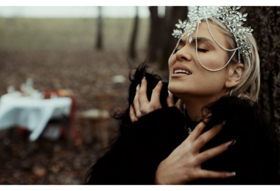 Fatalna plavuša Beta Sudar osvaja regiju pjesmama i ljepotom