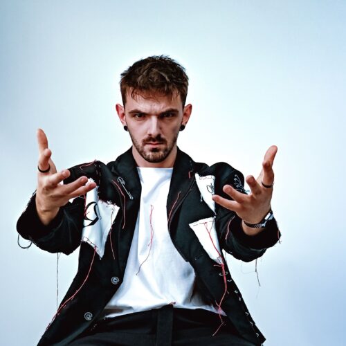 Gustavo Stitch za HELLO!