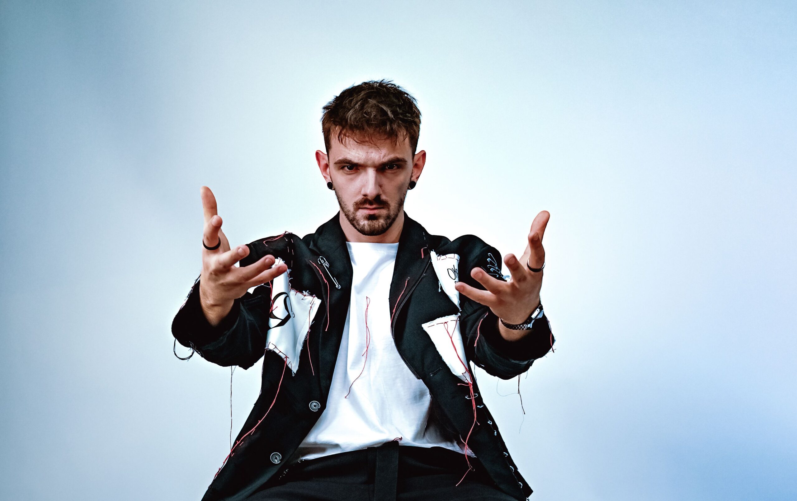 Gustavo Stitch za HELLO!