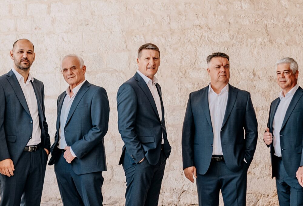 Tomislav Bralić, klapa Intrade, Tedi Spalato, koncert, Dan žena, Varaždin, dalmatinska pjesma, klapska glazba, hrvatska glazbena scena, balada, ljubavne pjesme, hrvatska tradicija, live izvedba, glazbena posveta ženama, emocija, topao bariton, višeglasje, Arena Varaždin