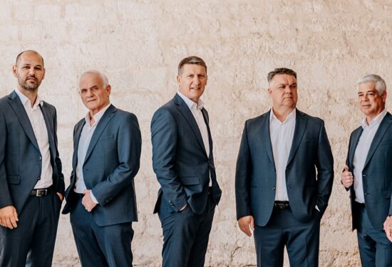 Tomislav Bralić, klapa Intrade, Tedi Spalato, koncert, Dan žena, Varaždin, dalmatinska pjesma, klapska glazba, hrvatska glazbena scena, balada, ljubavne pjesme, hrvatska tradicija, live izvedba, glazbena posveta ženama, emocija, topao bariton, višeglasje, Arena Varaždin