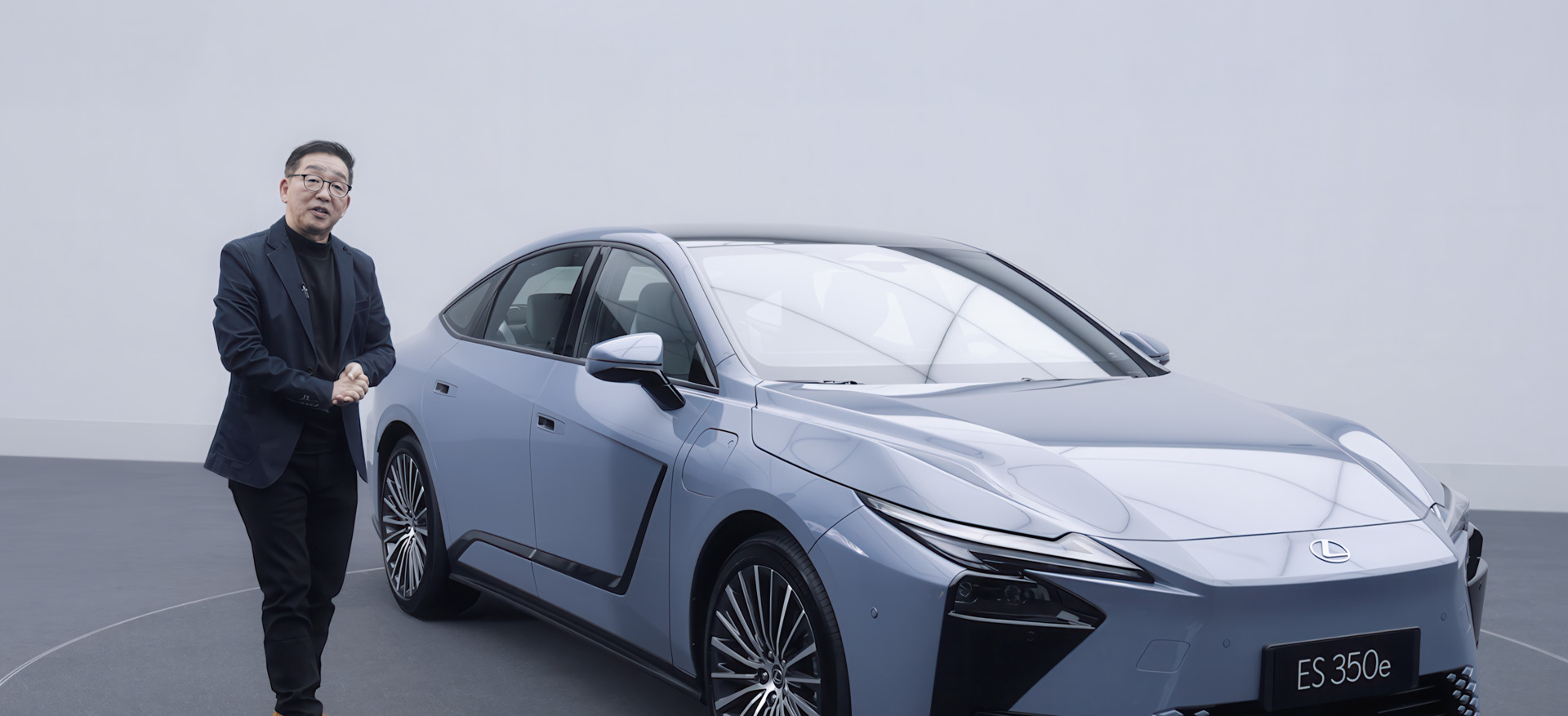 Lexus ES: STVARANJE ELEGANTNOG DIZAJNA LIMUZINE ZA NOVU ERU Lexusov potpuno novi premium model reinterpretira klasični stil limuzine za elektrificirano doba.