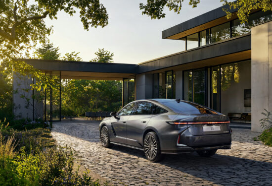 Lexus ES: STVARANJE ELEGANTNOG DIZAJNA LIMUZINE ZA NOVU ERU Lexusov potpuno novi premium model reinterpretira klasični stil limuzine za elektrificirano doba.