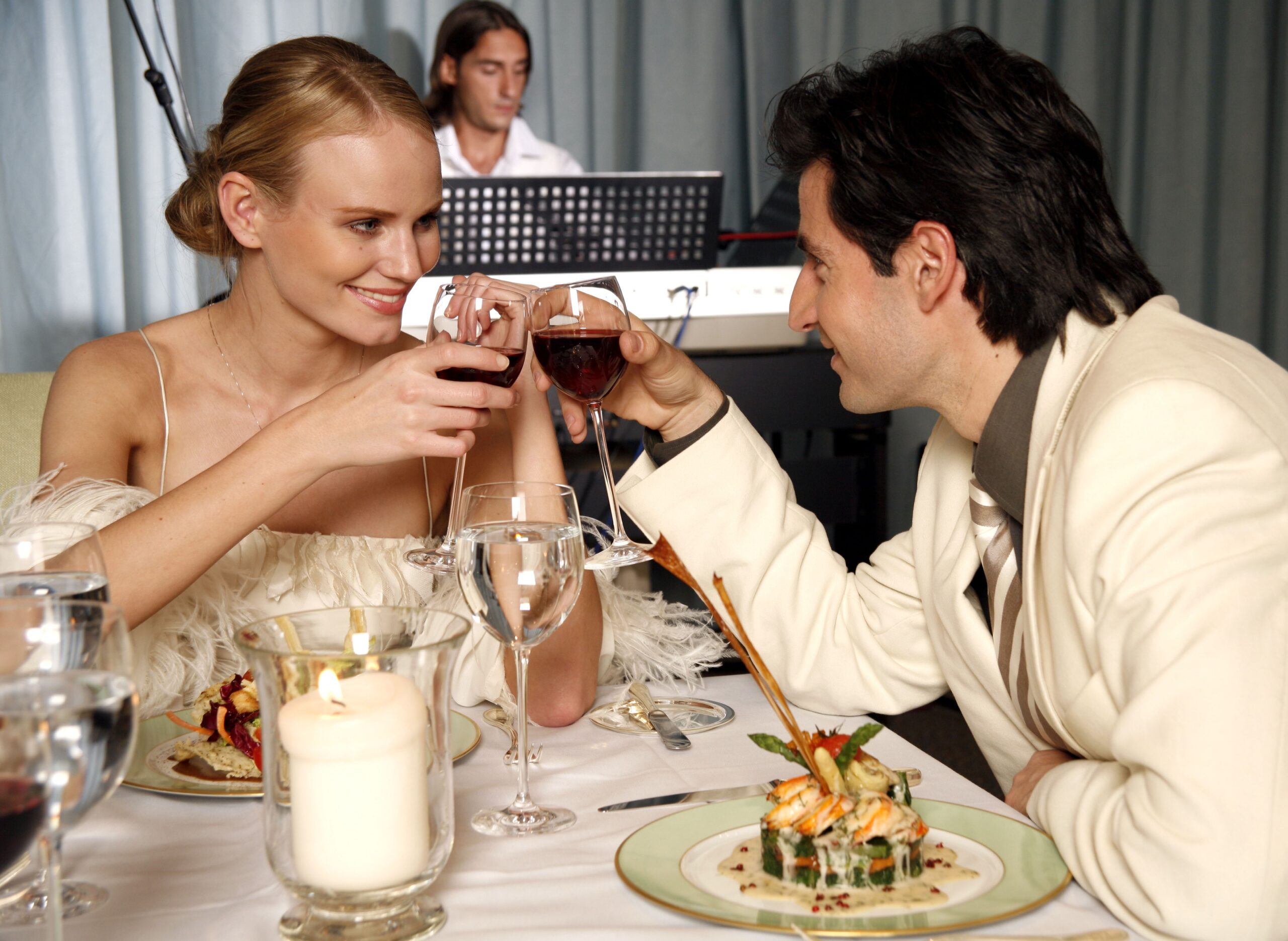 Večera koja spaja romantiku i čaroliju kroz jela koja mijenjaju boje, dimne efekte i pjenušave teksture – Valentinovo pretvoreno u multisenzorni doživljaj za dvoje.