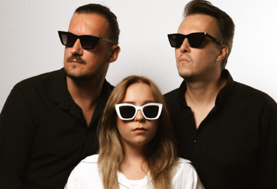 Melanin, Melanin bend, Melanin Uzmi sve, Uzmi sve singl, novi singl Melanin, indie rock Hrvatska, hrvatski indie rock, domaća glazba, nova hrvatska glazba, hrvatski bendovi, novi hrvatski singl, glazbena scena Hrvatska, suvremeni hrvatski rock, indie pop Hrvatska, alternativna glazba, hrvatski alternativni rock, pop rock Hrvatska, emotivna glazba, intimne pjesme, ljubavne pjesme Hrvatska, pjesme o odnosima, pjesme o bliskosti, pjesme o povjerenju, novi glazbeni hit, hrvatski glazbeni noviteti, singl 2026, domaći izvođači, mladi hrvatski bendovi, hrvatska indie scena, glazbeni portal, lifestyle glazba, glazbene preporuke, što slušati, nova pjesma, novi spot, nova izdanja, hrvatski autorski bend, bend na hrvatskom jeziku, pjesme na hrvatskom, soft rock Hrvatska, melankolična glazba, sanjivi vokali, ženski vokal Hrvatska, Melani Krog, Dejan Halusek, Marko Kuhar, Rens Argo, Rodeo bend, Šiza bend, Second Breakfast Club, debitantski album, novi smjer benda, glazbena evolucija, suvremeni zvuk, moderni indie, pop senzibilitet, emotivni tekstovi, glazba za večer, glazba za slušanje, glazba za osjećaje, nježna glazba, minimalistički rock, atmosferska glazba, produkcija singla, hrvatska produkcija, Marin Hraščanec, Luka Osrečak, Dino Jakšić, Leonardo Šitum, saksofon u popu, violina u rocku, prateći vokali, studijska suradnja, domaća glazbena scena, nova pjesma na radiju, streaming servisi, Spotify Hrvatska, Apple Music Hrvatska, Deezer Hrvatska, glazbeni trendovi, indie pop bend, alternativni pop, urban sound, gradska glazba, emocije u glazbi, pjesme o trenutku, glazba bez patetike, realni odnosi, ljubav bez obećanja, pjesme o nesigurnosti, suptilna ljubav, moderna romansa, glazba za introspekciju, glazba za noć, glazba za putovanja, hrvatski autori, nova autorska pjesma, regionalna glazba, balkanska indie scena, glazbeni novitet tjedna, preporuka urednika, glazbena priča, novi domaći izvođač, bendovi koje treba pratiti, glazbeni povratak, novi zvuk benda, emocionalni indie, nježni rock, pop rock balada, suvremena balada, indie balada, glazba s porukom, tekstualna intimnost, poetski tekst, hrvatski tekstovi, moderna lirika, urbani pop, alternativna scena, glazbeni lifestyle, kultura i glazba, domaći talenti, nova glazbena izdanja, hrvatska kultura, suvremena umjetnost, glazbeni mediji, online glazba, digitalna izdanja, singl godine, novi indie singl, hrvatski glazbeni val, glazbeni identitet, bend s karakterom, autentična glazba, nježna energija, suptilni aranžmani, moderna produkcija, emotivni aranžman, intimni zvuk, melankolični pop, indie rock balada, novi smjer u rocku, glazba za dušu, glazba za trenutak, glazba za dvoje