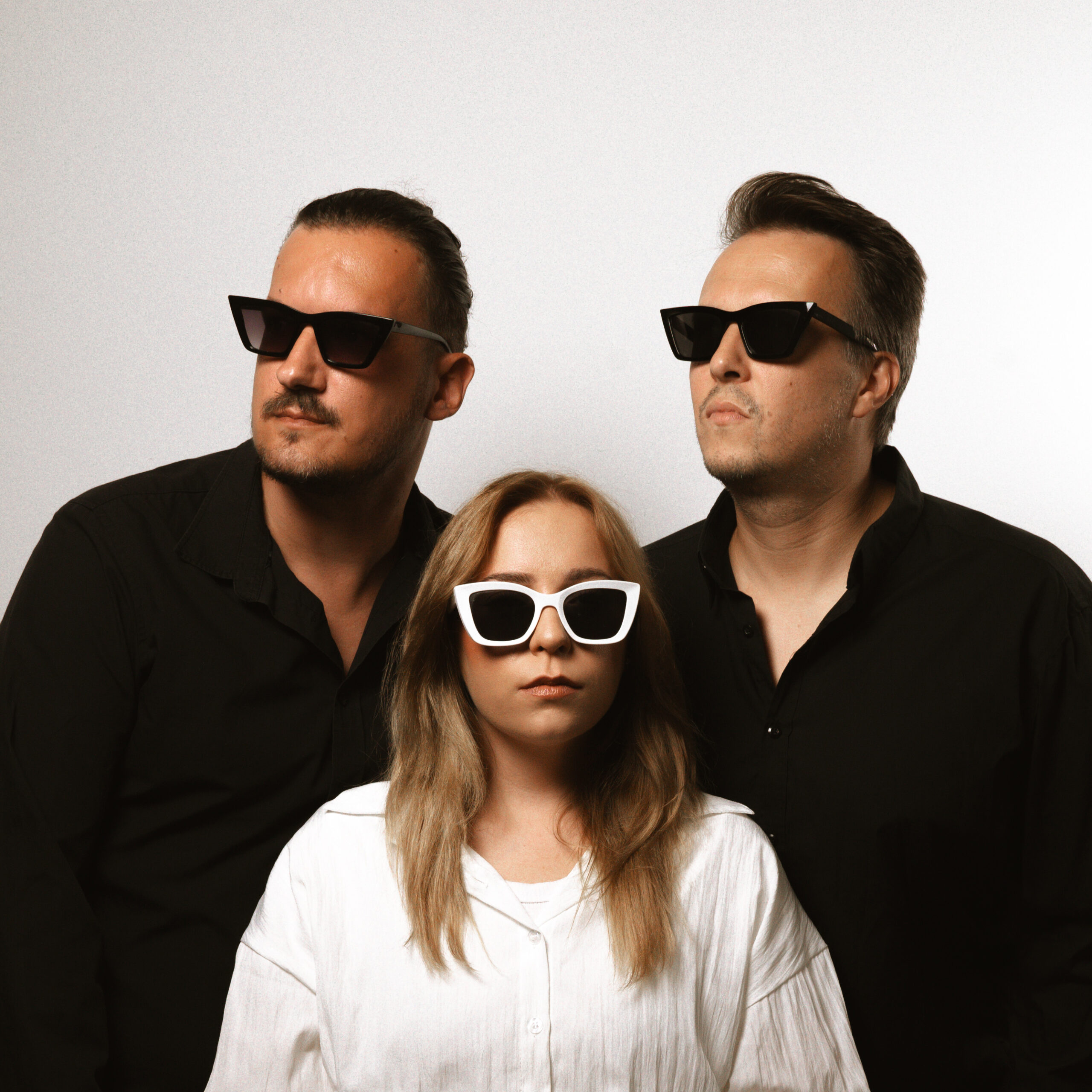 Melanin, Melanin bend, Melanin Uzmi sve, Uzmi sve singl, novi singl Melanin, indie rock Hrvatska, hrvatski indie rock, domaća glazba, nova hrvatska glazba, hrvatski bendovi, novi hrvatski singl, glazbena scena Hrvatska, suvremeni hrvatski rock, indie pop Hrvatska, alternativna glazba, hrvatski alternativni rock, pop rock Hrvatska, emotivna glazba, intimne pjesme, ljubavne pjesme Hrvatska, pjesme o odnosima, pjesme o bliskosti, pjesme o povjerenju, novi glazbeni hit, hrvatski glazbeni noviteti, singl 2026, domaći izvođači, mladi hrvatski bendovi, hrvatska indie scena, glazbeni portal, lifestyle glazba, glazbene preporuke, što slušati, nova pjesma, novi spot, nova izdanja, hrvatski autorski bend, bend na hrvatskom jeziku, pjesme na hrvatskom, soft rock Hrvatska, melankolična glazba, sanjivi vokali, ženski vokal Hrvatska, Melani Krog, Dejan Halusek, Marko Kuhar, Rens Argo, Rodeo bend, Šiza bend, Second Breakfast Club, debitantski album, novi smjer benda, glazbena evolucija, suvremeni zvuk, moderni indie, pop senzibilitet, emotivni tekstovi, glazba za večer, glazba za slušanje, glazba za osjećaje, nježna glazba, minimalistički rock, atmosferska glazba, produkcija singla, hrvatska produkcija, Marin Hraščanec, Luka Osrečak, Dino Jakšić, Leonardo Šitum, saksofon u popu, violina u rocku, prateći vokali, studijska suradnja, domaća glazbena scena, nova pjesma na radiju, streaming servisi, Spotify Hrvatska, Apple Music Hrvatska, Deezer Hrvatska, glazbeni trendovi, indie pop bend, alternativni pop, urban sound, gradska glazba, emocije u glazbi, pjesme o trenutku, glazba bez patetike, realni odnosi, ljubav bez obećanja, pjesme o nesigurnosti, suptilna ljubav, moderna romansa, glazba za introspekciju, glazba za noć, glazba za putovanja, hrvatski autori, nova autorska pjesma, regionalna glazba, balkanska indie scena, glazbeni novitet tjedna, preporuka urednika, glazbena priča, novi domaći izvođač, bendovi koje treba pratiti, glazbeni povratak, novi zvuk benda, emocionalni indie, nježni rock, pop rock balada, suvremena balada, indie balada, glazba s porukom, tekstualna intimnost, poetski tekst, hrvatski tekstovi, moderna lirika, urbani pop, alternativna scena, glazbeni lifestyle, kultura i glazba, domaći talenti, nova glazbena izdanja, hrvatska kultura, suvremena umjetnost, glazbeni mediji, online glazba, digitalna izdanja, singl godine, novi indie singl, hrvatski glazbeni val, glazbeni identitet, bend s karakterom, autentična glazba, nježna energija, suptilni aranžmani, moderna produkcija, emotivni aranžman, intimni zvuk, melankolični pop, indie rock balada, novi smjer u rocku, glazba za dušu, glazba za trenutak, glazba za dvoje