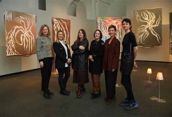 Nomad – Hrvatski ured za suvremenu umjetnost otvorio izložbu u MuseumsQuartieru Wien Izložba „The roots of small fires“ Milice Živković u Freiraumu MQ ostaje otvorena do 31. svibnja