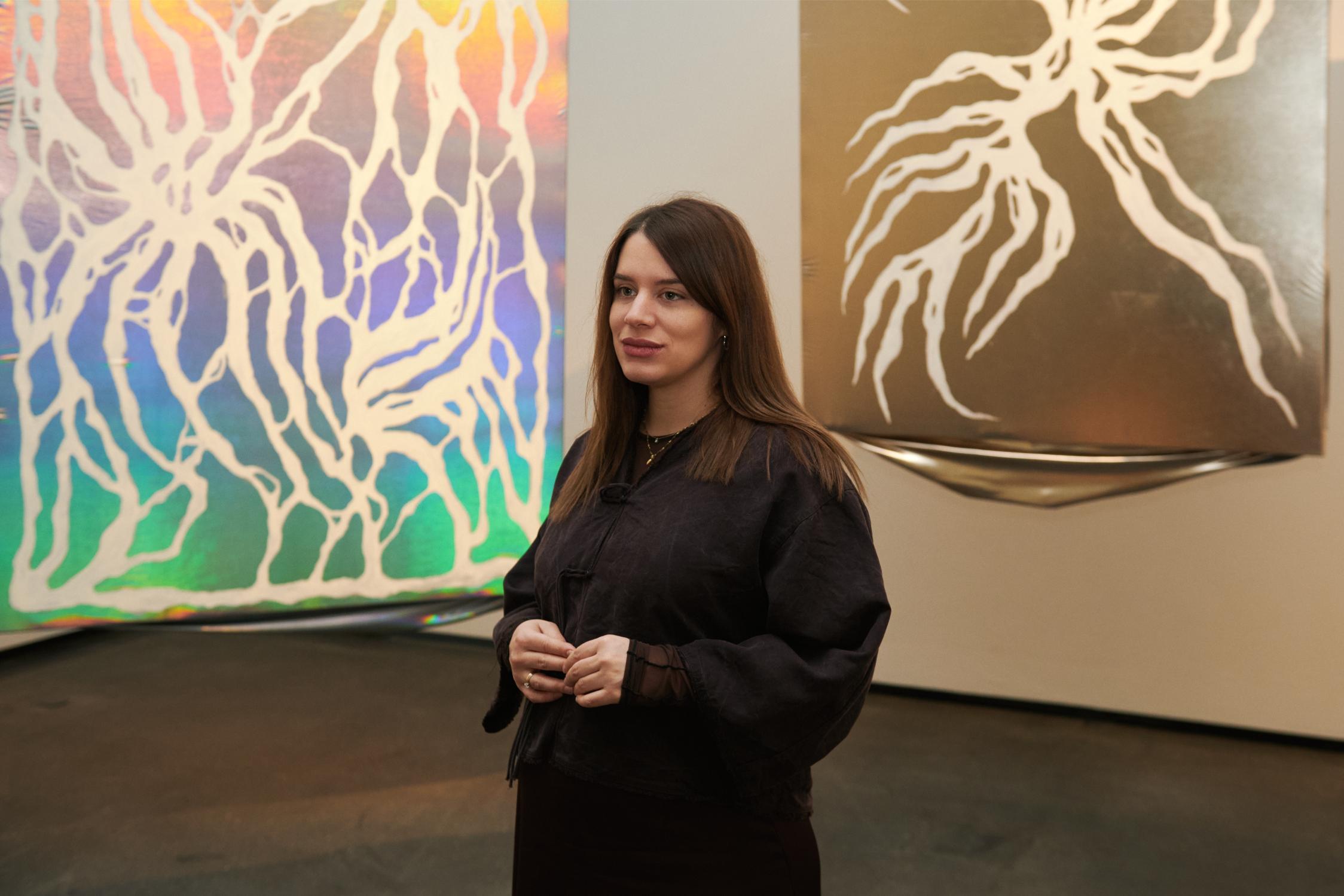 Nomad – Hrvatski ured za suvremenu umjetnost otvorio izložbu u MuseumsQuartieru Wien Izložba „The roots of small fires“ Milice Živković u Freiraumu MQ ostaje otvorena do 31. svibnja