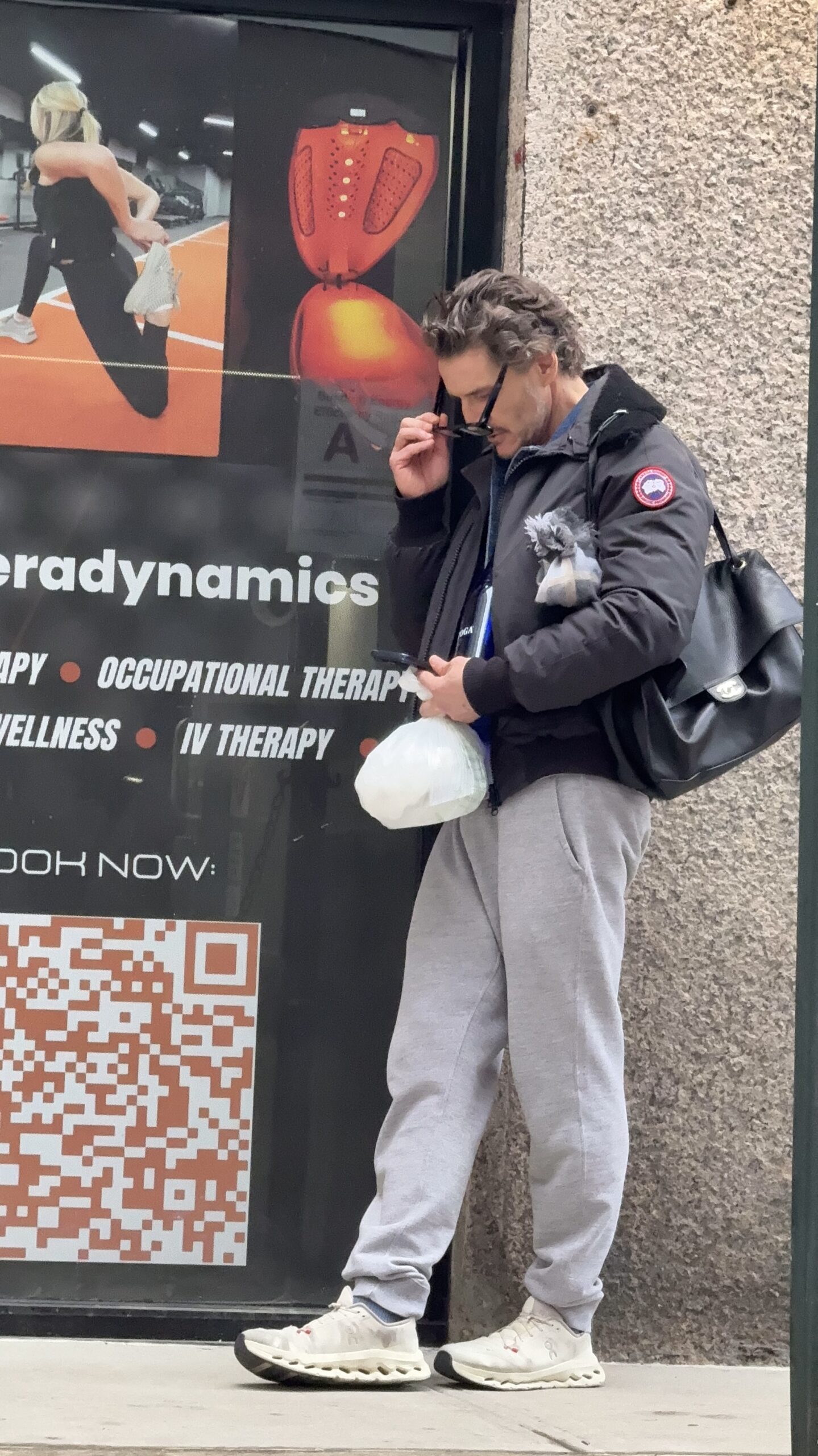 Pedro Pascal CHANEL torba