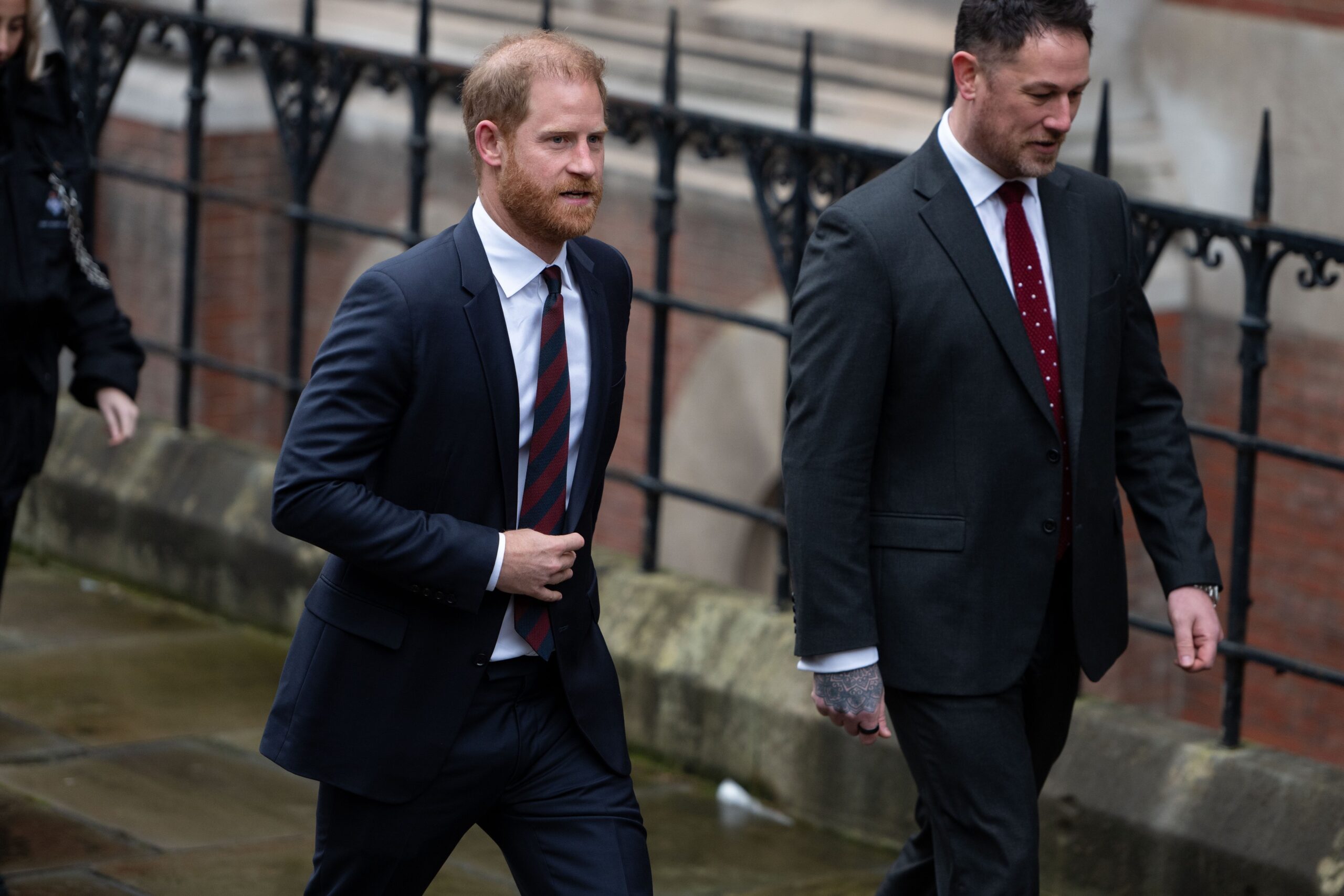 Princ Harry u suzama 'Nitko od vas ne bi trebao biti ovdje'