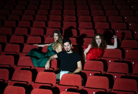 “Thelma i Louise” na autocesti A1? Dođite i provjerite koliko daleko vas mogu odvesti emocije Postoje ljudi koji na pozivnicu na vjenčanje odgovore “dolazim”. Postoje oni koji je ignoriraju. A postoje i dvije žene koje zbog nje krenu na šestosatnu vožnju od Zagreba do Babinog Kuka kako bi zaustavile to vjenčanje. Nakon što prime pozivnicu na vjenčanje, Katarina Sladić i Marija Jelavić donose impulzivnu odluku, sjedaju u auto i kreću prema Babinom Kuku kako bi ga spriječile. Ono što počinje kao emotivna reakcija brzo se pretvara u intenzivan road trip ispunjen humorom, napetostima i preispitivanjem vlastitih motiva. Uoči Dana žena, predstava “Babin Kuk gori”, premijerno će biti izvedena 4. ožujka 2026. u Kazalištu KNAP s početkom u 20 sati u koprodukciji Centra KNAP i Udruge Domino. Predstava je nastala prema tekstu argentinskog redatelja i dramatičara Gonzala Quintane, Belén Amada i Micaela Fariña. Prva verzija je izvedena je u Buenos Airesu kao njegova ispitna produkcija te je nakon premijere nastavila igrati izvan akademskog konteksta, s više od 300 izvedbi. Zagrebačka verzija donosi novu adaptaciju i lokalni kontekst, zadržavajući temeljnu strukturu priče, ali prilagođenu domaćoj publici. U glavnim ulogama su mlade i iznimno talentirane glumice Ivana Sinovčić i Lea Jevtić, koje snažnom scenskom energijom nose predstavu kroz kombinaciju komedije, glazbenih elemenata i emotivnih sukoba, gradeći uvjerljiv, duhovit i slojevit odnos dviju žena koje se istovremeno podržavaju i sukobljavaju. “Babin Kuk gori” je nastao u okviru programskog pravca Centra KNAP “Cijeli svijet je stage”, interdisciplinarnog programa umjetničkog razvoja i produkcije za mlade umjetnike. Program je usmjeren na studente umjetničkih akademija i mlade profesionalce te im omogućuje produkcijske uvjete, mentorsku podršku i javnu izvedbu u profesionalnom kazališnom prostoru. Središnji segment programa je STAGE LAB, dvomjesečni intenzivni proces rada na predstavi – od koncepta i proba do premijere. Time KNAP sustavno otvara prostor novim autorima i izvođačima te gradi platformu za razvoj suvremenog kazališta mlađe generacije. “Babin kuk gori” je komedija o prijateljstvu, lojalnosti i granicama koje prelazimo kad mislimo da nekoga spašavamo. Brza, duhovita i emotivna, predstava podsjeća da je ljubav možda najplemenitiji, ali i najopasniji motiv za djelovanje. Tim predstave čine dramaturg Tim Kožar, kostimografkinja Franciska Glavaš, izvršna producentica Petra Vigan te producentice-mentorice Morana Foretić i Kristina Orešković Juras, a uz njih u projektu sudjeluju i Ivan Sabljak kao autor dizajna svjetla, Sanjin Kaštelan kao fotograf, Max Foretić-Kožul kao asistent redatelja, Lukrecija Aragon kao glazbena suradnica, Maja Ko kao suradnica za scenografiju, Bruno Isaković kao autor vizualnog identiteta predstave te Zvonimir Dobrović, koji je autor adaptacije i prijevoda. Ulaznice dostupne na linku: https://core-event.co/events/babin-kuk-gori-9de4