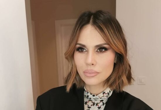 Viktorija Rađa u prugastom odijelu