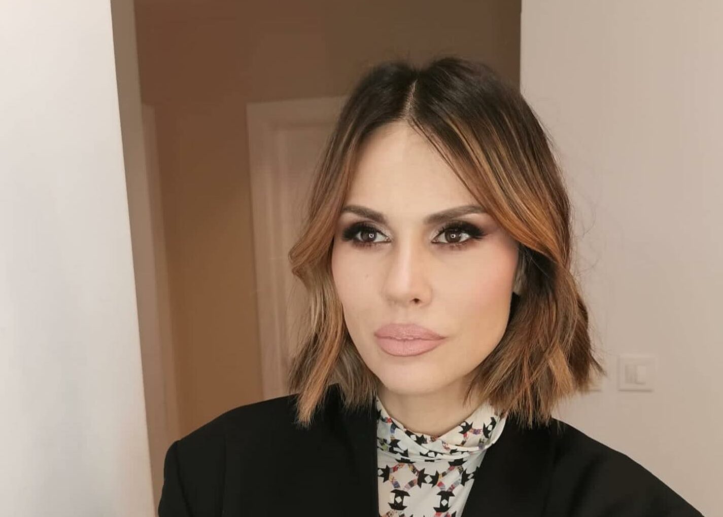 Viktorija Rađa u prugastom odijelu