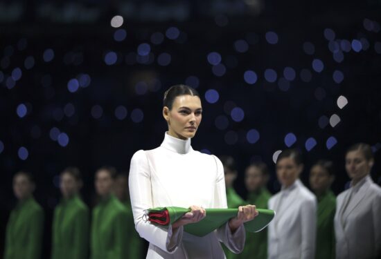 Vittoria Ceretti nosila zastavu