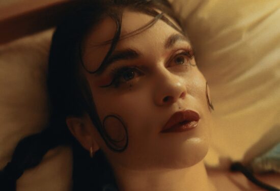 Anna Moor u novoj pjesmi 'INSULA' istražuje granicu između sna i stvarnosti