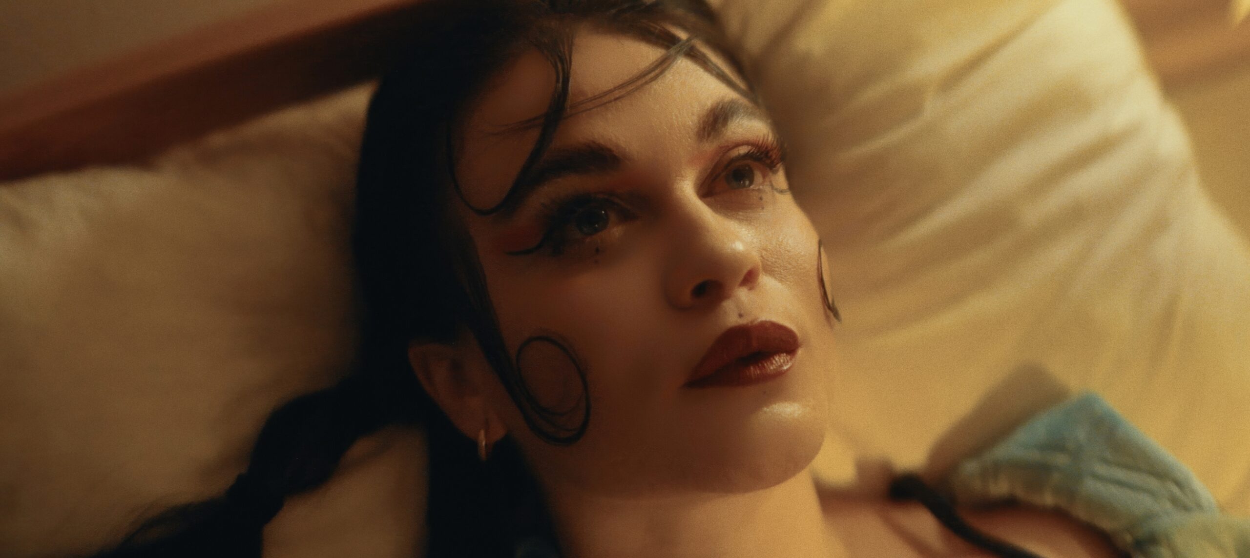 Anna Moor u novoj pjesmi 'INSULA' istražuje granicu između sna i stvarnosti